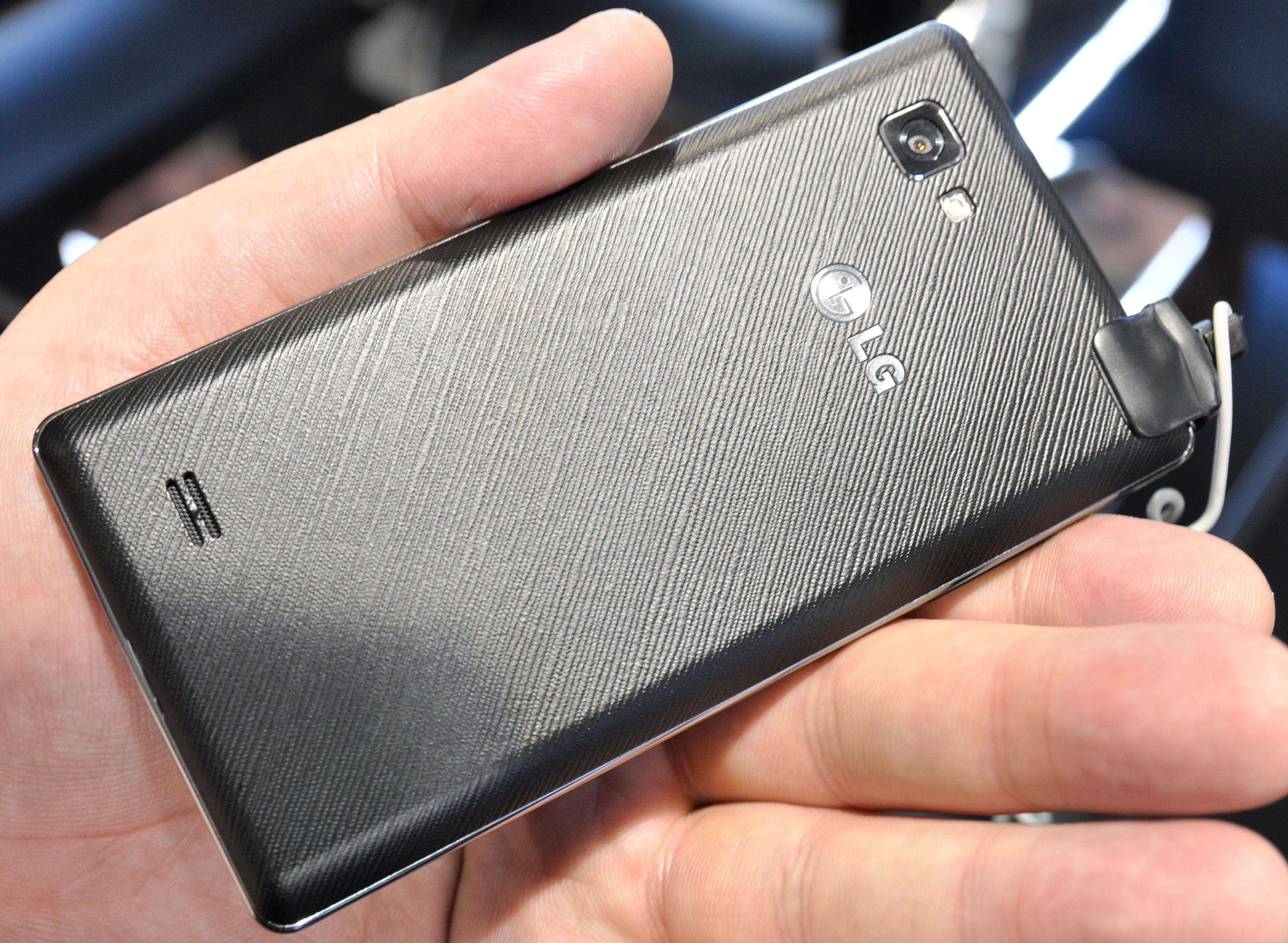 Baksiden på Optimus 4X HD likner litt på den vi kjenner fra LGs nye Prada-telefon.