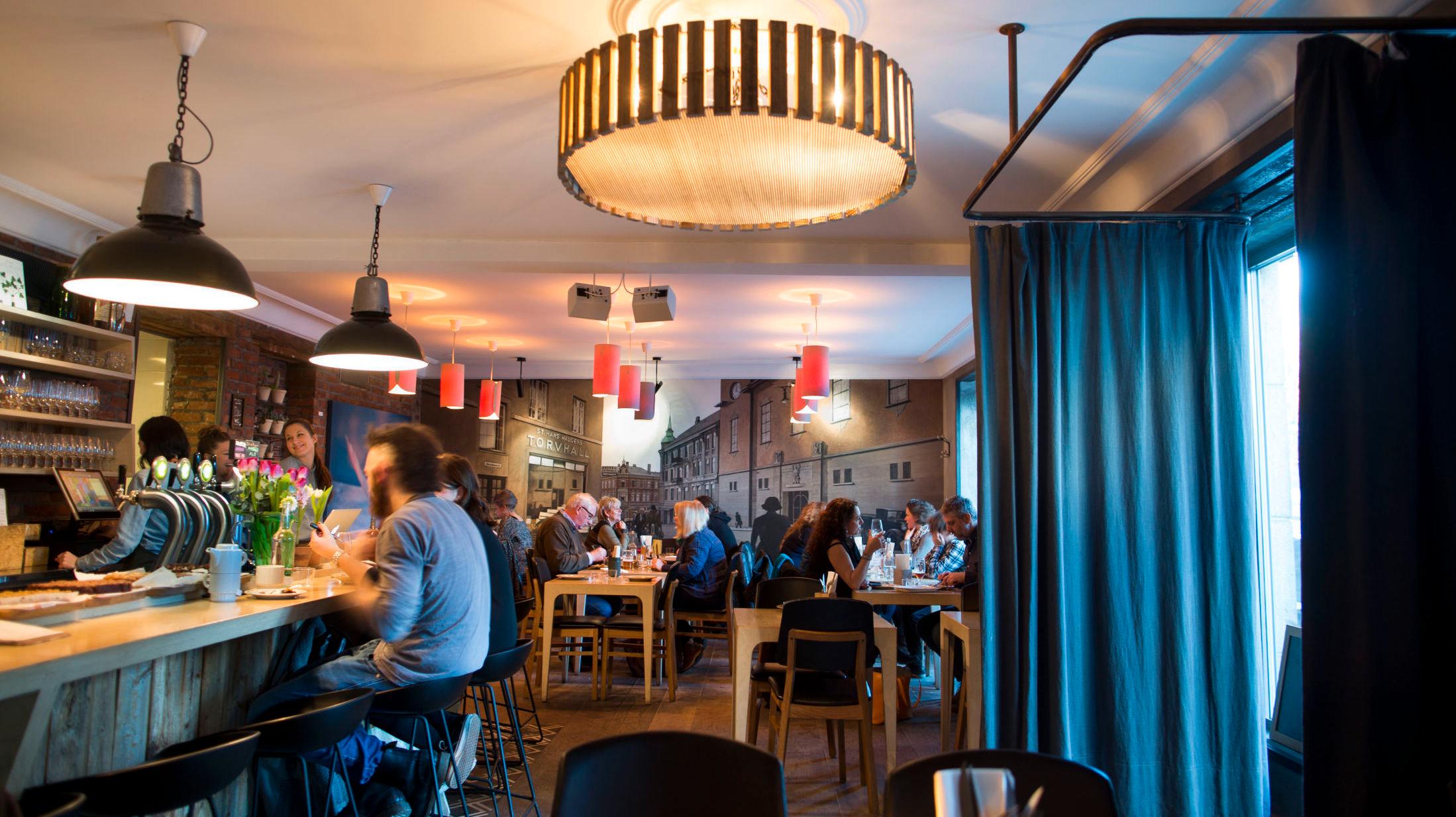UNGT OG UTADVENDT: Smalhans er en moderne nabolagsrestaurant som forandrer menyen i takt med naboenes rytme og behov. Som noen ganger bare er et glass vin i baren. Foto: Fredrik Solstad/VG.