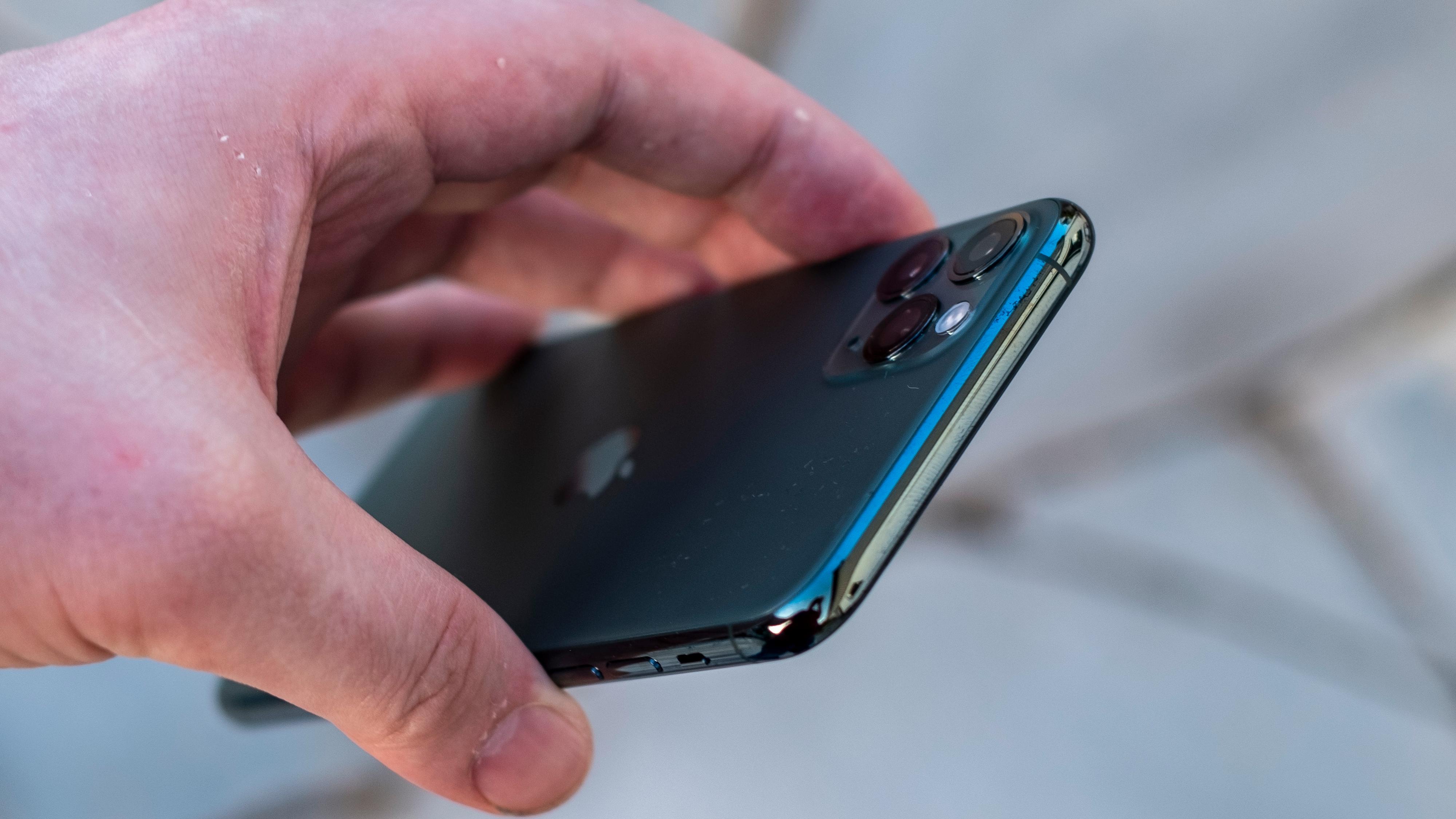 Apple har gjort de nye iPhonene litt tykkere, og samtidig gitt dem større batteri. Se så tjukk den har blitt! Neida, den er bare 0,4 millimeter tykkere, så den passer i lomma akkurat som før.