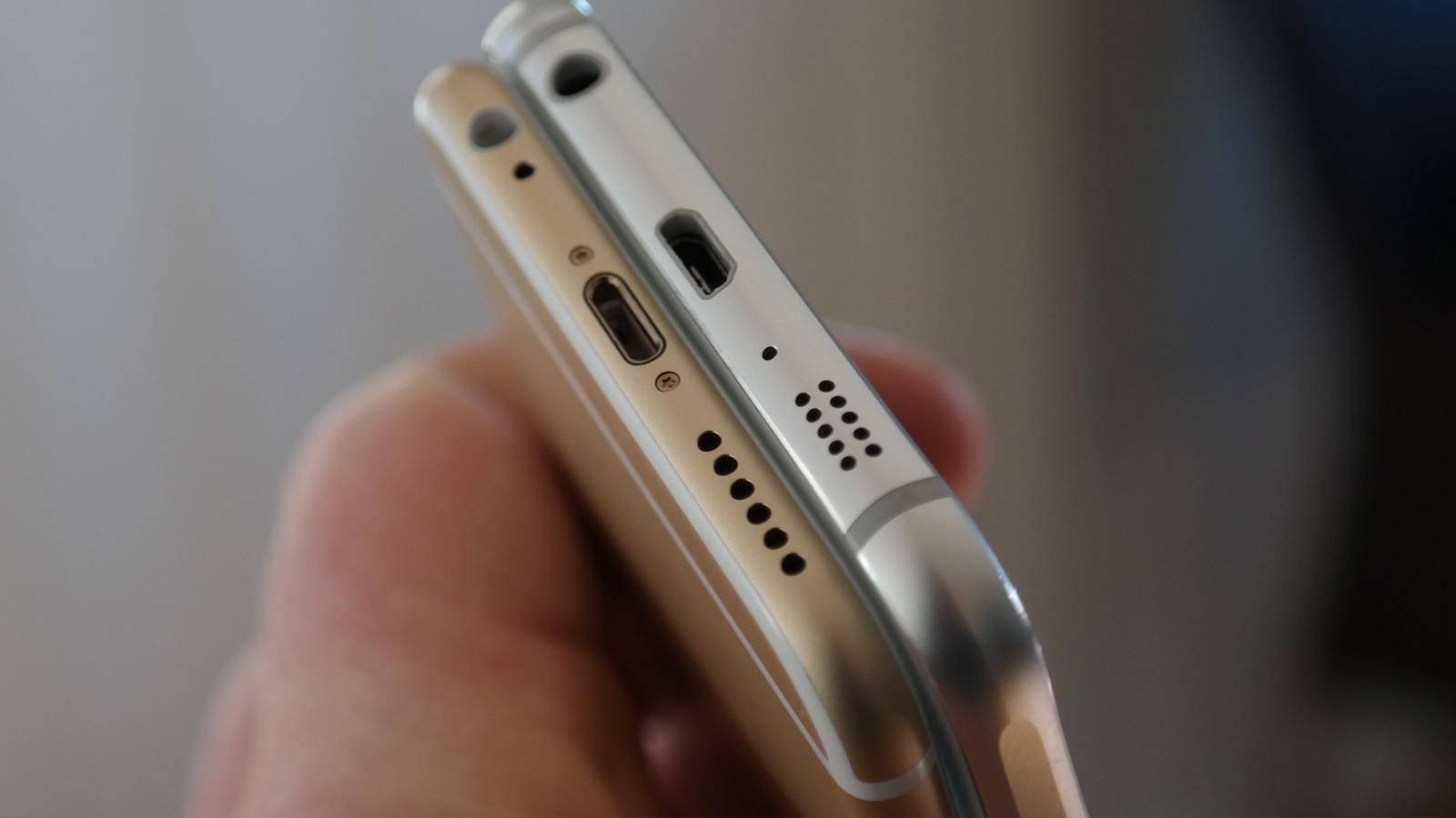 Bunnen er kanskje den delen av Galaxy S6 som har flest likhetstrekk med iPhone 6. Plasseringen av kontakter og høyttaler er den samme, men utformingen er litt forskjellig.