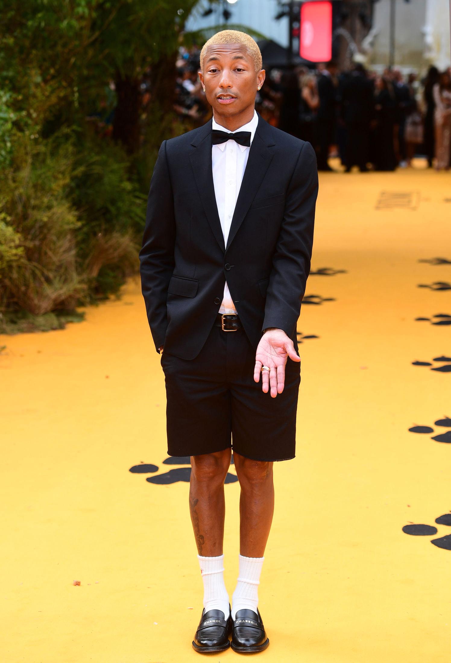 CHANEL-PHARRELL: Pharrell Williams under London-premieren på nyinnspillingen av Løvenes Konge i 2019, for anledningen iført dressjakke, shorts og Chanel-sko med hans eget navn på. Foto: Ian West, Pa Photos / NTB Scanpix