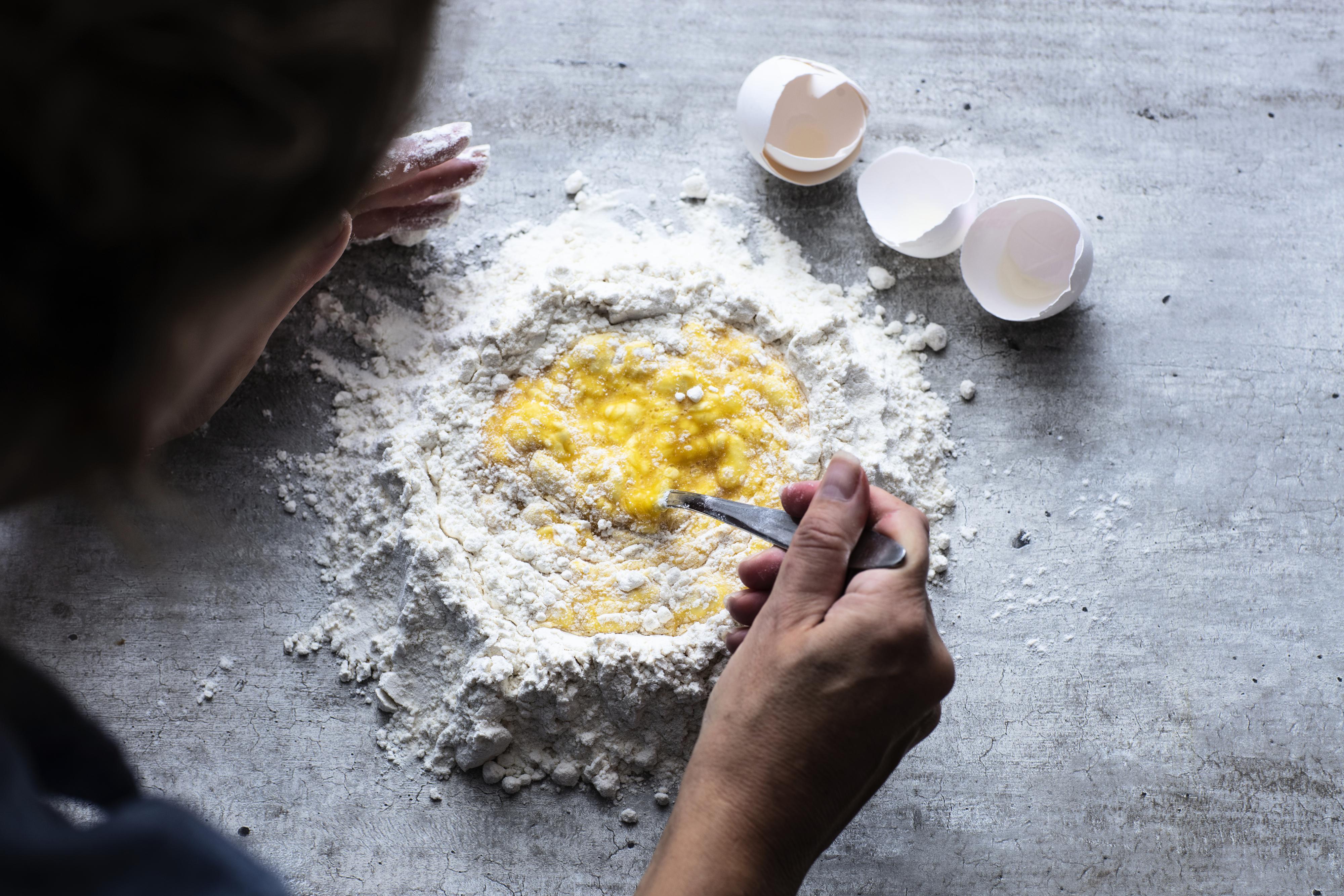 MEL OG EGG: Få ingredienser trengs for deilig pasta.