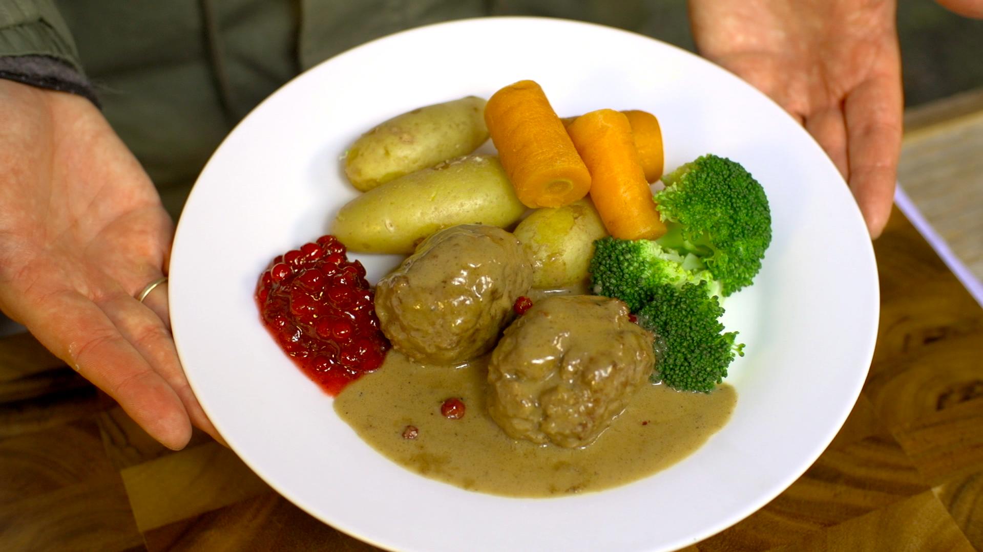 KLASSISK: Elgkarbonader med brun saus er uendelig mye bedre enn det ser ut. Foto: Slaughterhouse pictures