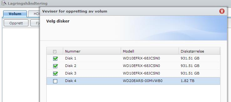 Siden vi her har en harddisk som er større enn de andre, satser vi på flere volum. Det første volumet lager vi av de tre identiske diskene i RAID 5. Volum to blir den enkeltstående disken.