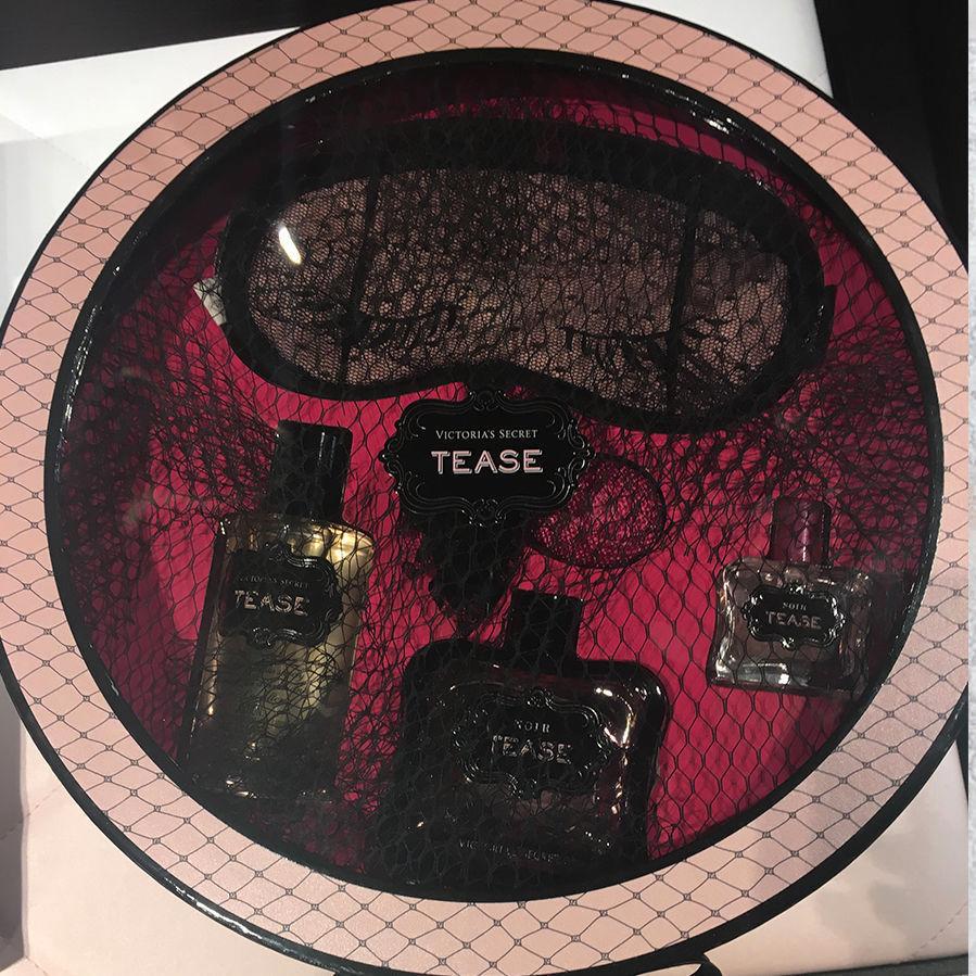 GAVEPAKKER: Denne gavepakken som dufter av «Tease» koster 899 kroner. Foto: MinMote