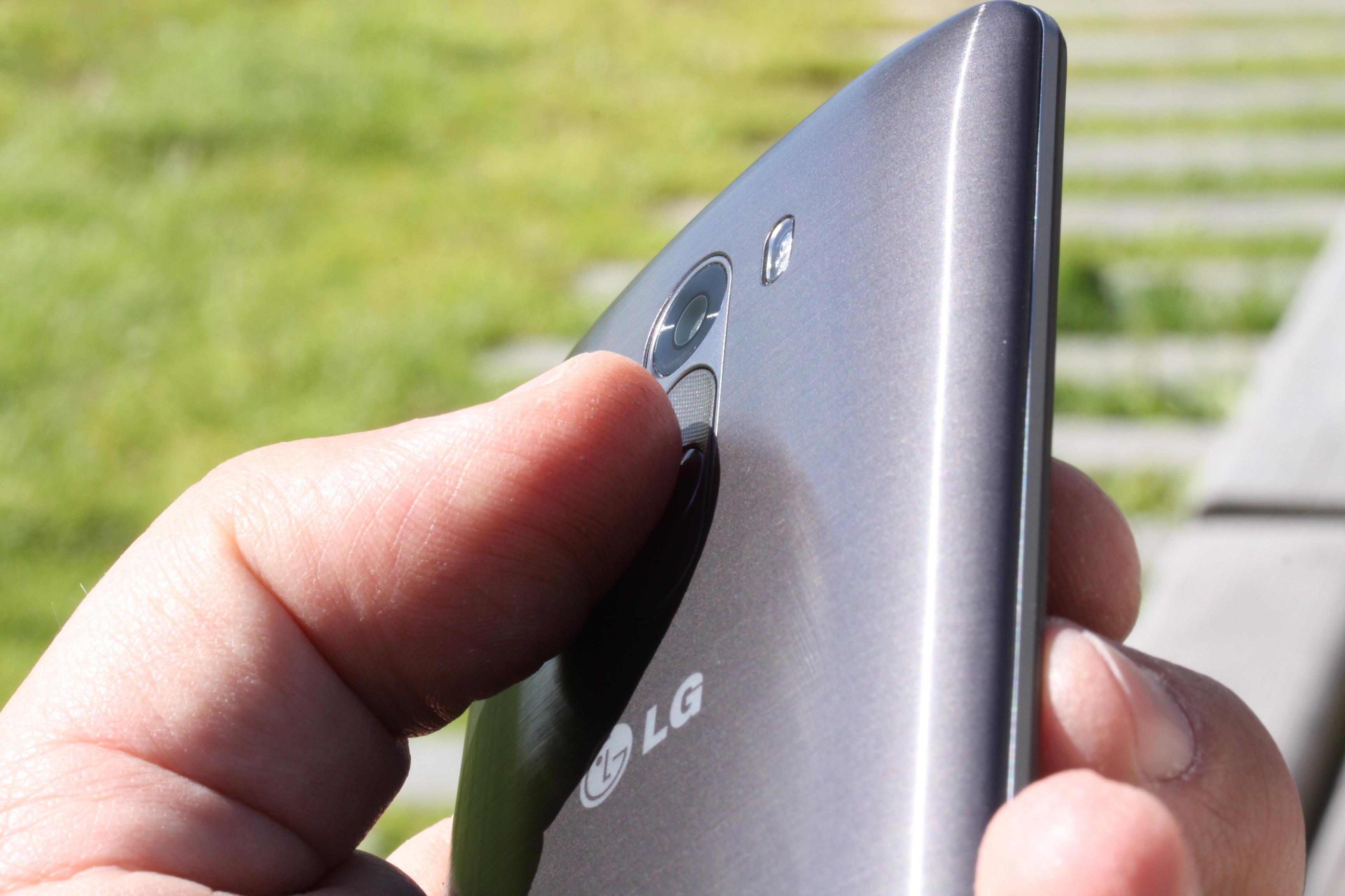Som i flere andre modeller har LG plassert alle de fysiske tastene på baksiden av telefonen. Liker du ikke plasseringen har de uansett gjort det enkelt for deg å bruke telefonen utelukkende via skjermen.Foto: Espen Irwing Swang, Amobil.no