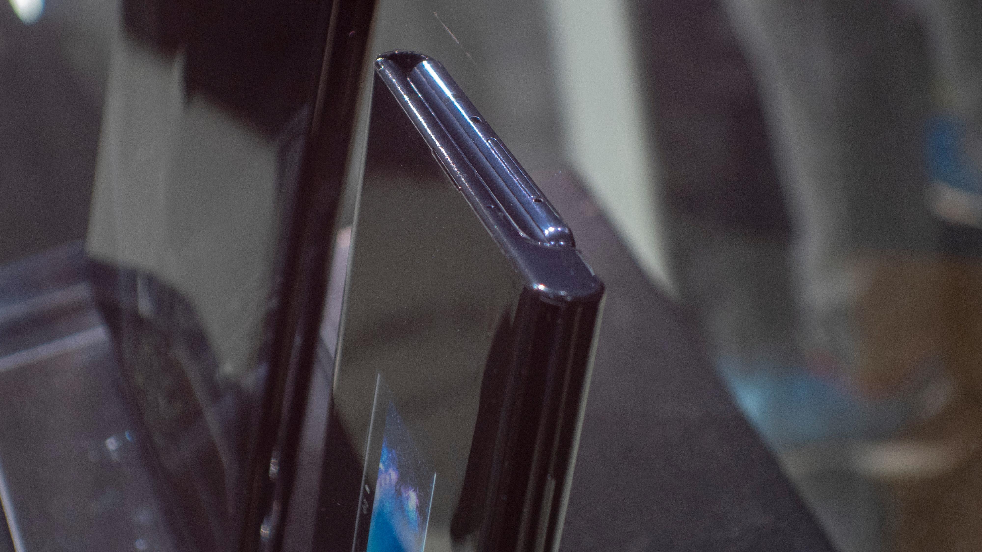 Huawei Mate X brettes utover, slik at skjermen er på utsiden når den er sammenbrettet.