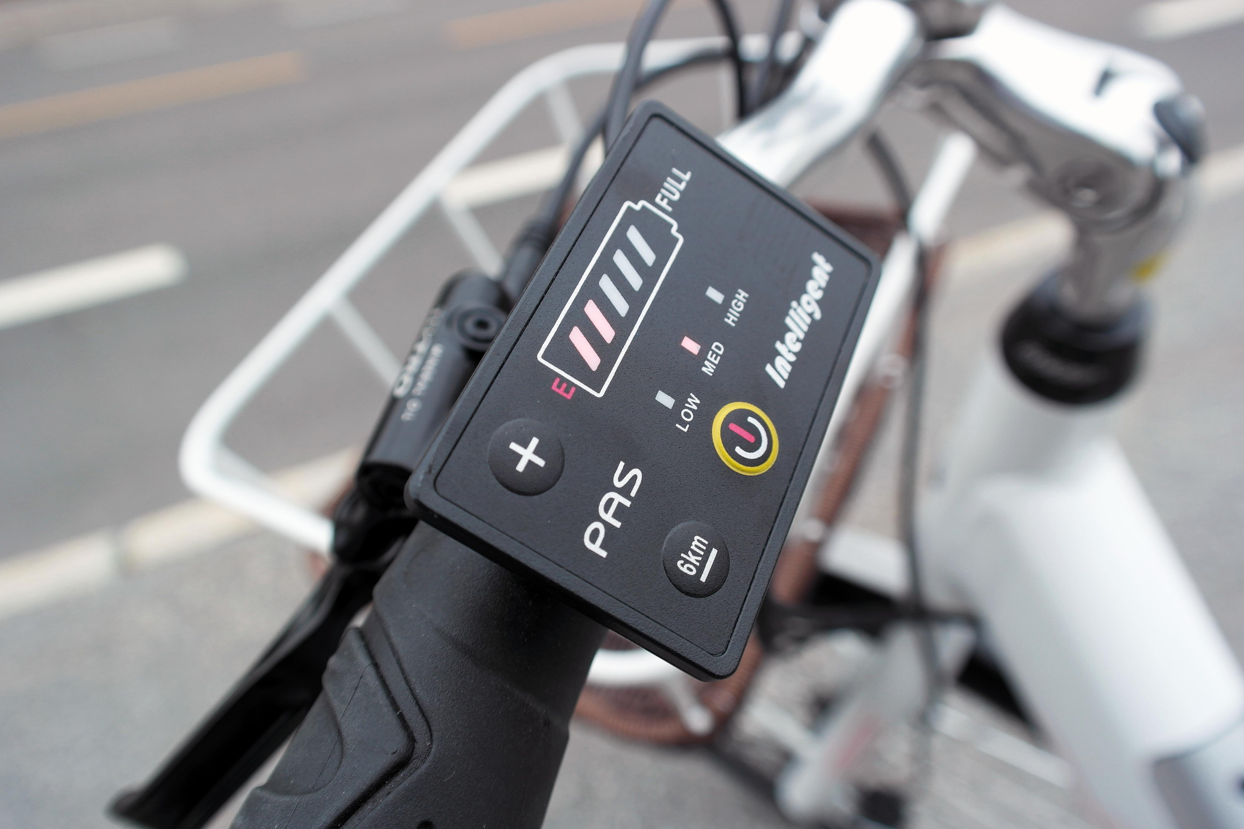 På displayet på Biltema-sykkelen kan du se batteristatus, mengde motorhjelp og sette den i gåmodus.