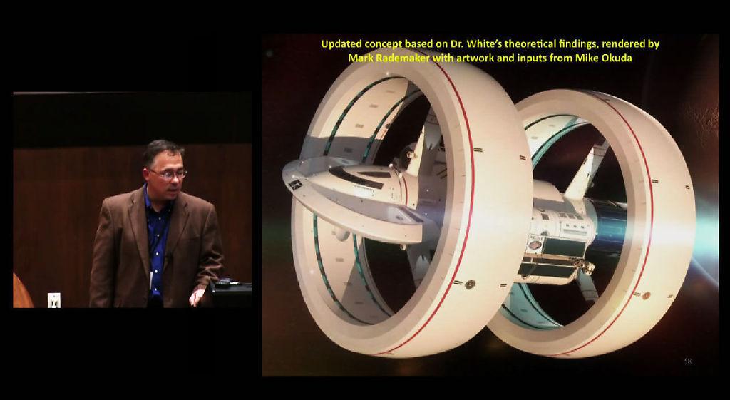 NASA-ingeniør Harold «Sonny» White diskuterer skisser som viser hvordan et "overlysskip" kan se ut.Foto: NASA