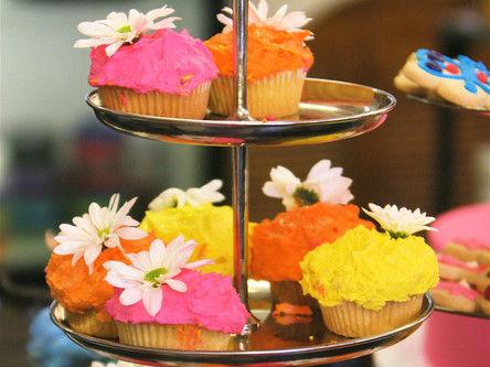 Cupcakes kan pyntes med topping i mange forskjellige farger - og til og med friske blomster. (Foto: Colourbox.no.)