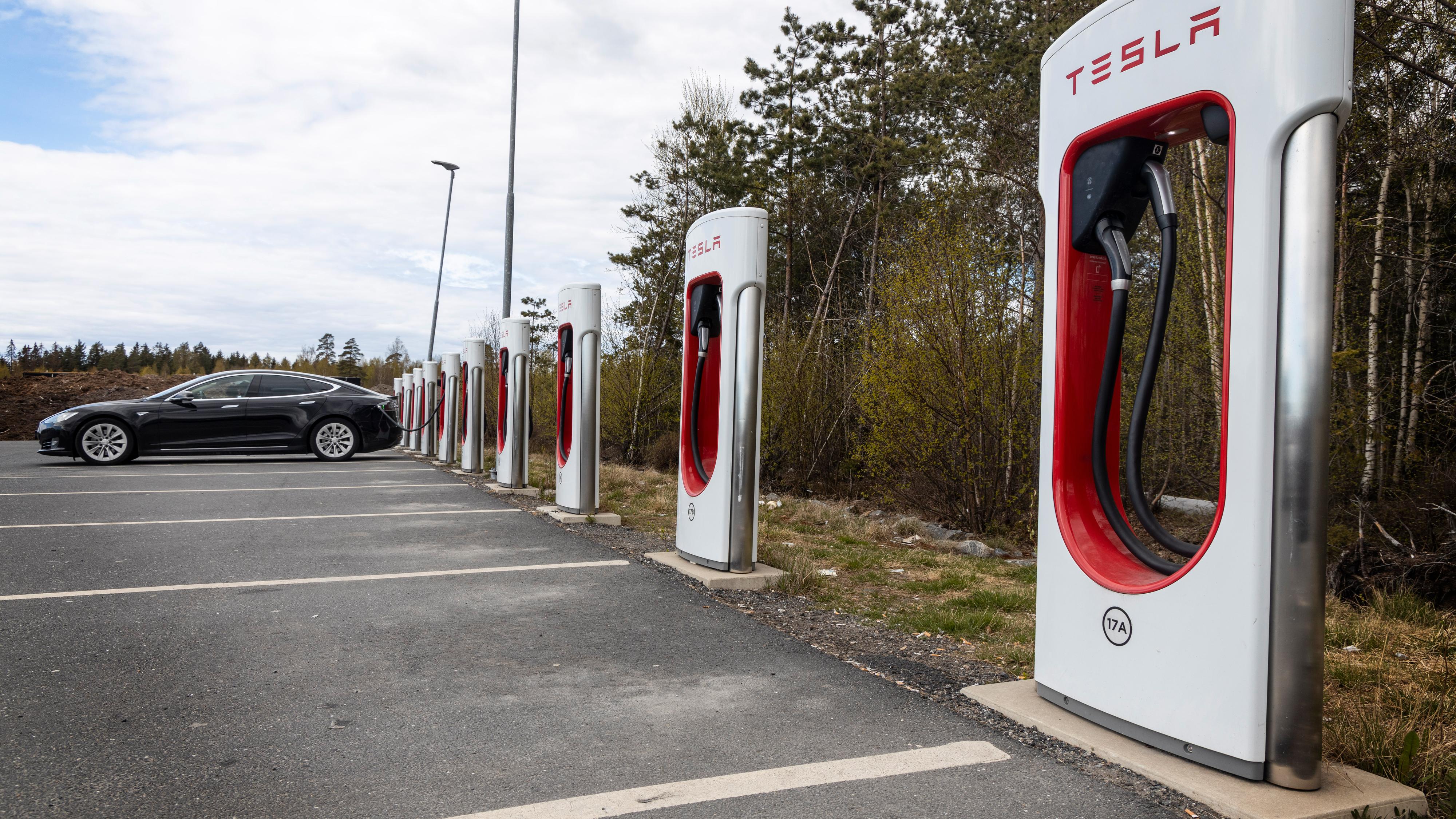 Nå utvider Tesla Supercharger-åpningen til nesten hele nettverket