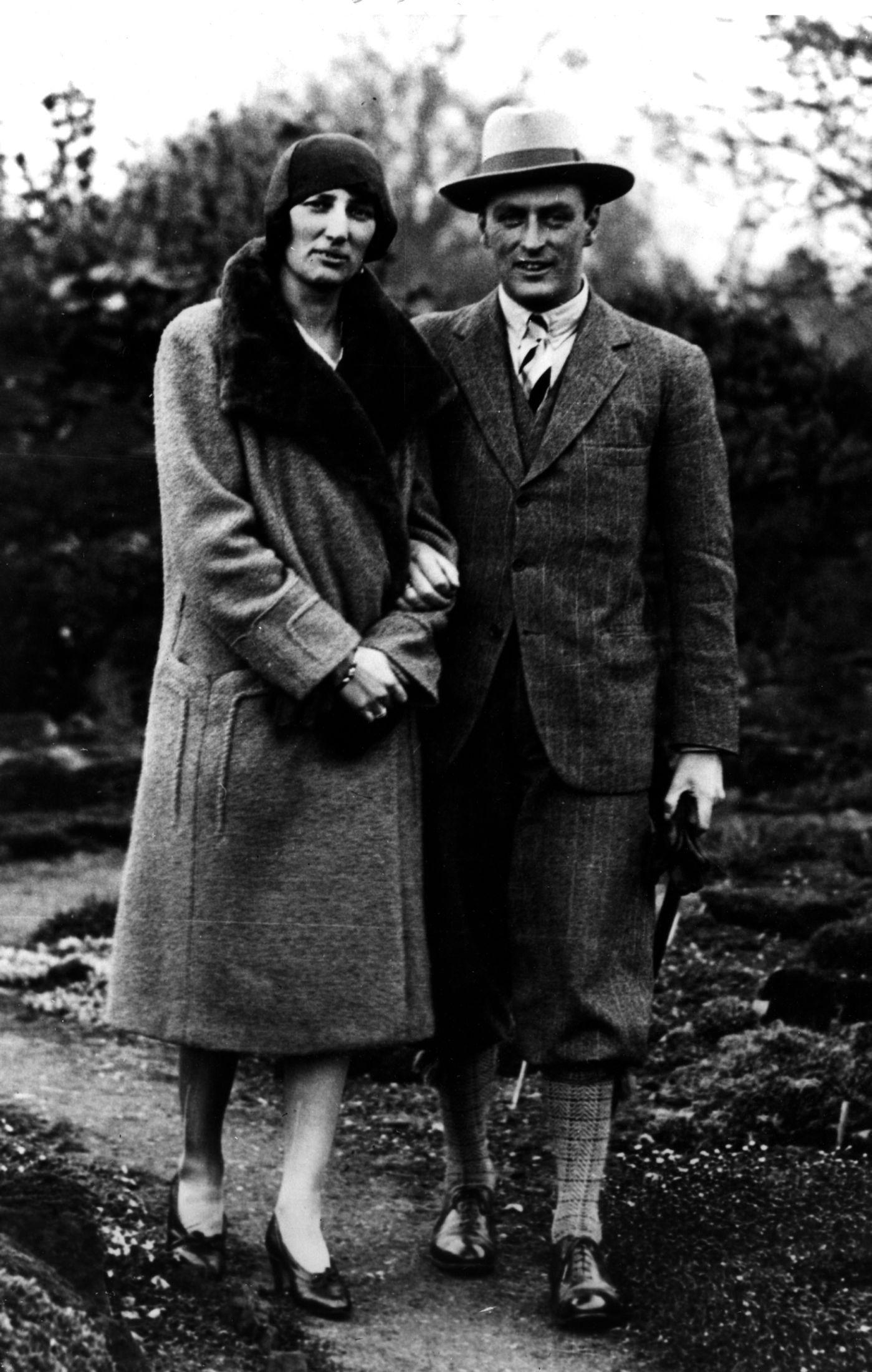 Nyforlovede kronprins Olav og daværende prinsesse Märtha av Sverige i 1929. Prinsessens hodeplagg er tidstypisk for 1920-tallet. Foto: Scanpix