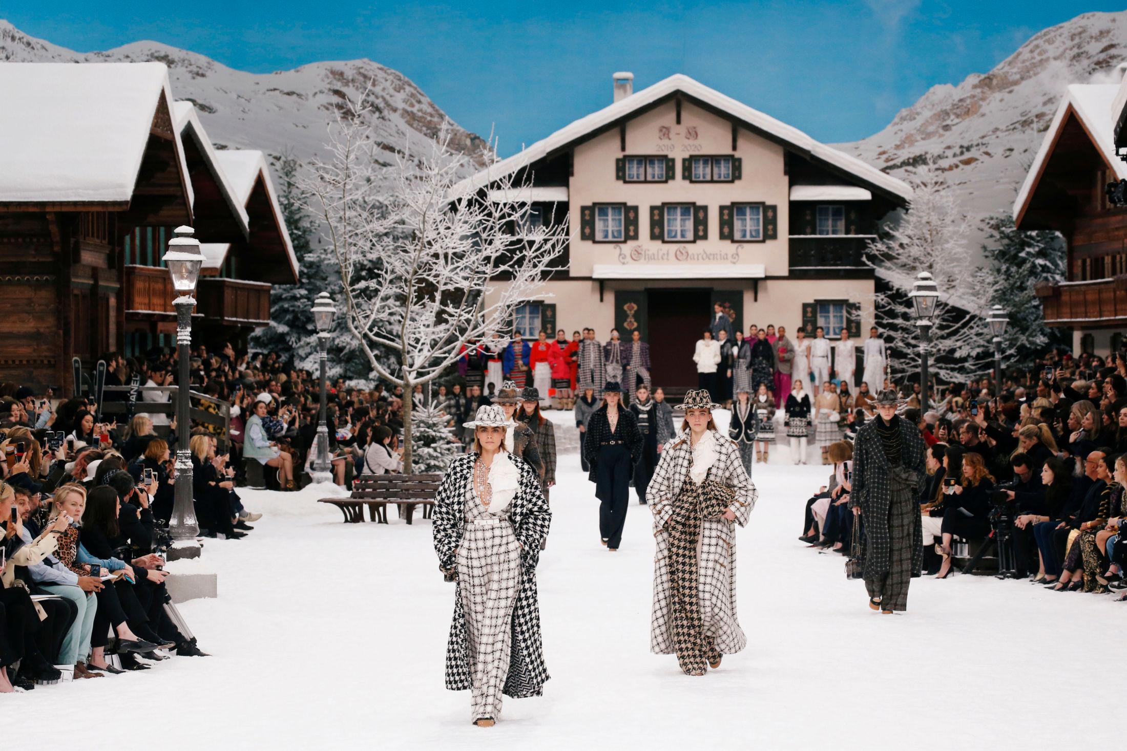ALPELANDSBY: Slik så Chanels catwalk ut. Det var Cara Delevingne som åpnet showet. Foto: Reuters/Regis Duvigna.