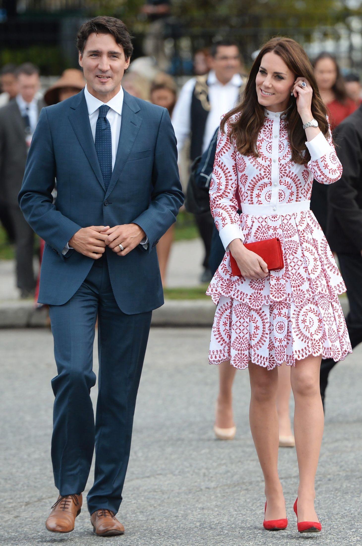 IKONSTATUS: Hertuginne Kate hylles gjerne for sin stil, men har også utfordret klassisk kutyme noen ganger. Som her, sammen med den canadiske statsministeren Justin Trudeau. Foto: AP