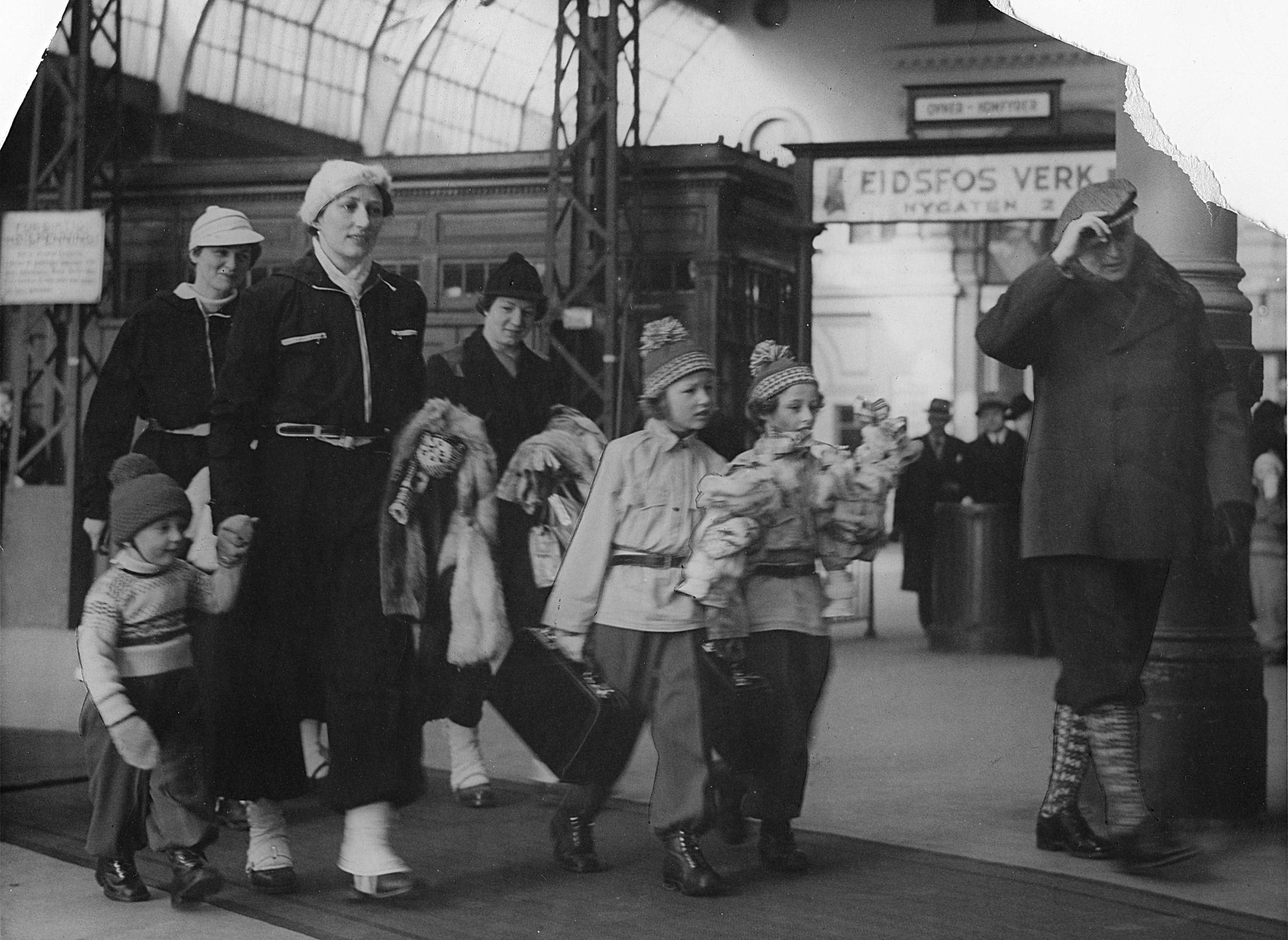 Trenger du inspirasjon til ski-garderoben? Look no further. Påsken 1939 drar Kronprinsfamilien til Gausdal. Her på jernbanestasjonen. Prins Harald, nå Kong Harald til venstre. Foto: NTB