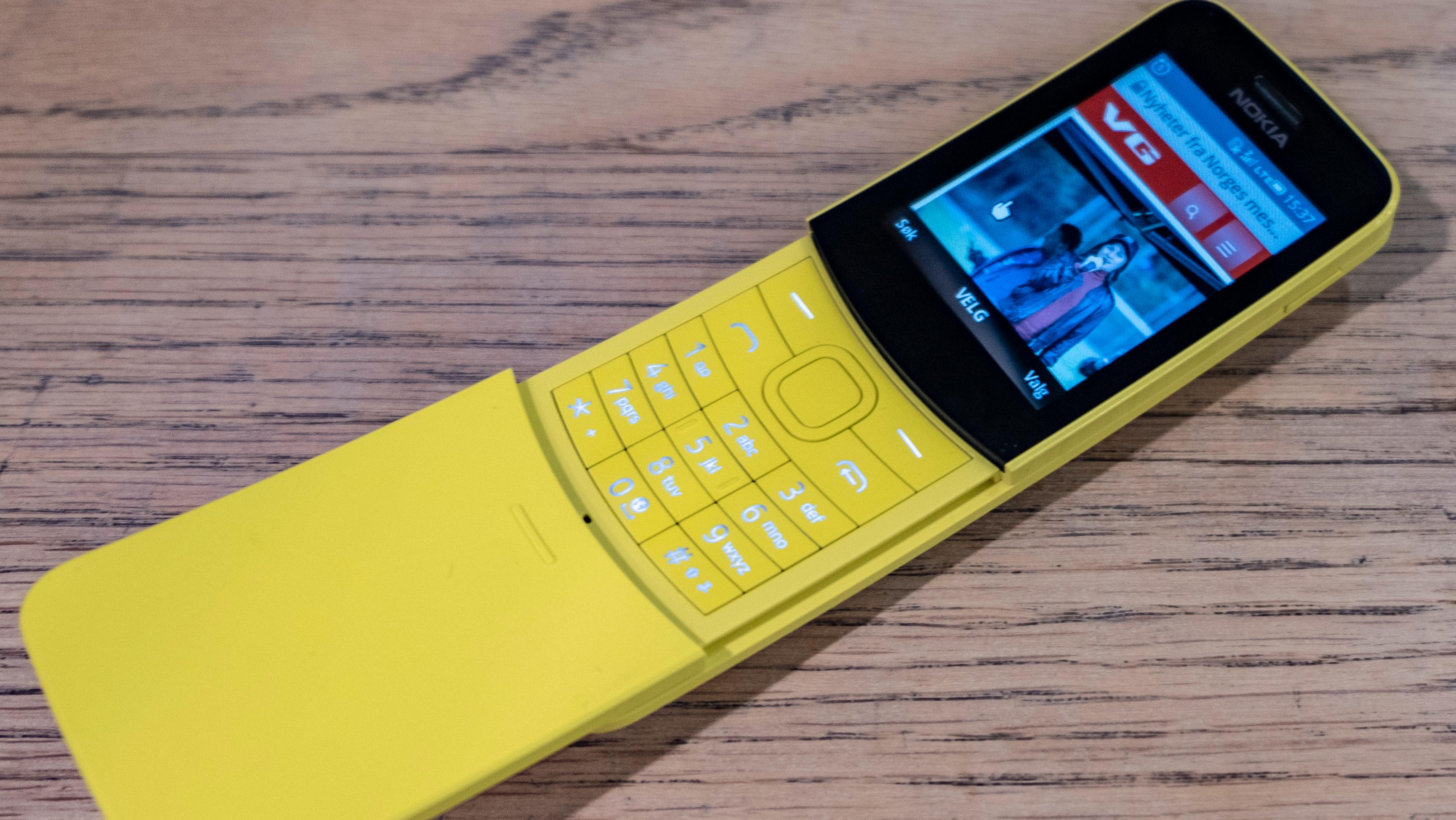 Dagens Nokia 8110 4G med KaiOS. Til venstre for navigasjonstasten ser du ringetasten, med det den samme «grafikken» som på det nye bildet.