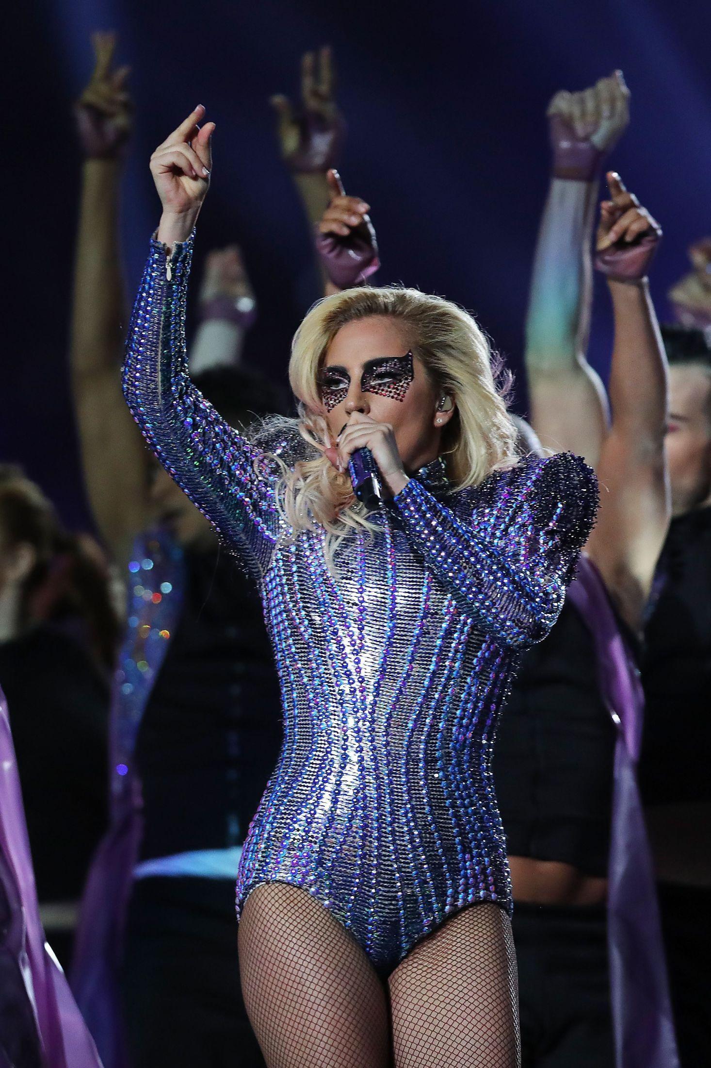 SUPERBOWL: Gaga hadde på seg en blå body dekket av paljetter under pauseshowet til Super Bowl. Foto: AFP