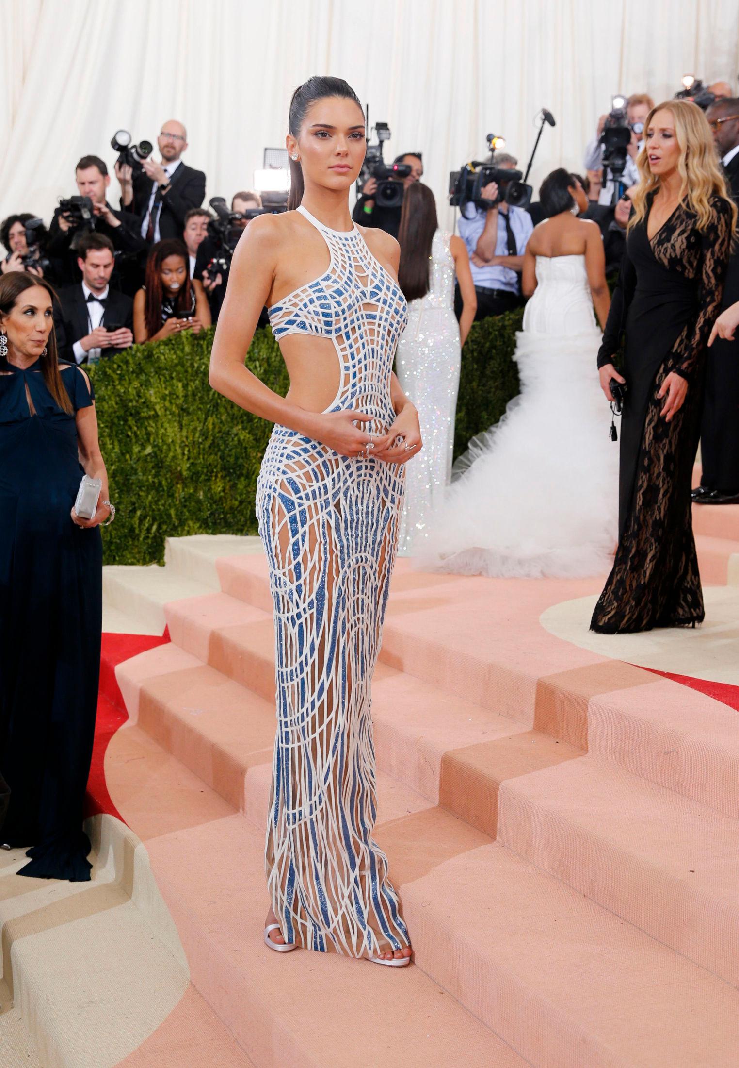 FIGURSYDD: Kendall Jenner kom i en åletrang kjole fra Versace med dristige cut-out-detaljer.