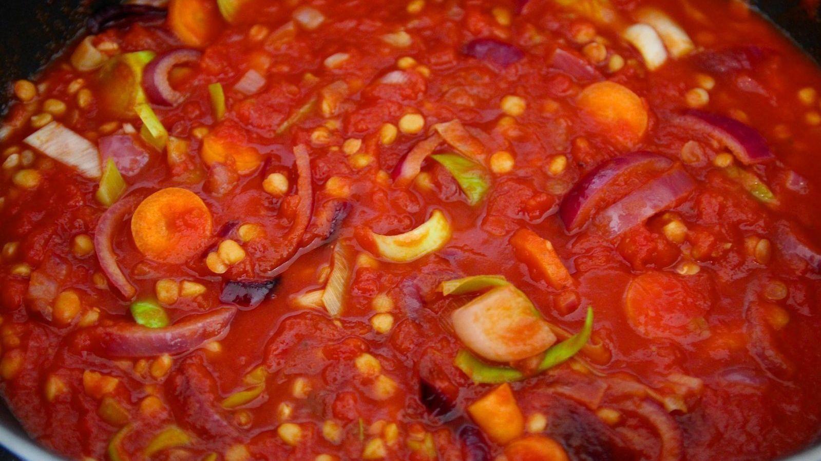 SAUS: Hjemmelaget tomatsaus med grønnsaksrester. Foto: Susanne Kaluza