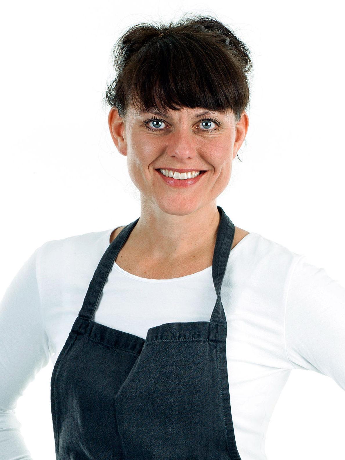 Ukens matblogger

Ina Shelby (41)

Jobber som matformidler men er utdannet jurist.
Bor i Egersund.
Favorittråvaren er egg.
Når jeg lager mat så liker jeg å høre på P2.
Blogg: Med kjoekkentjeneste.no prøver jeg å skape interesse for hjemmelaget mat.