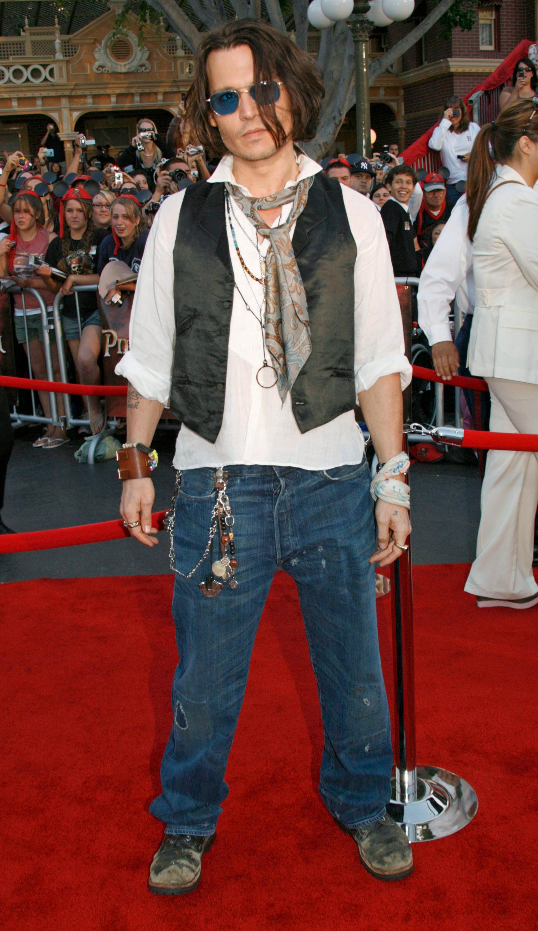 MORE IS MORE: Når Johnny Depp skal kle seg for et event, kjører han gjerne på med en rekke plagg og tilbehør i lag på lag.