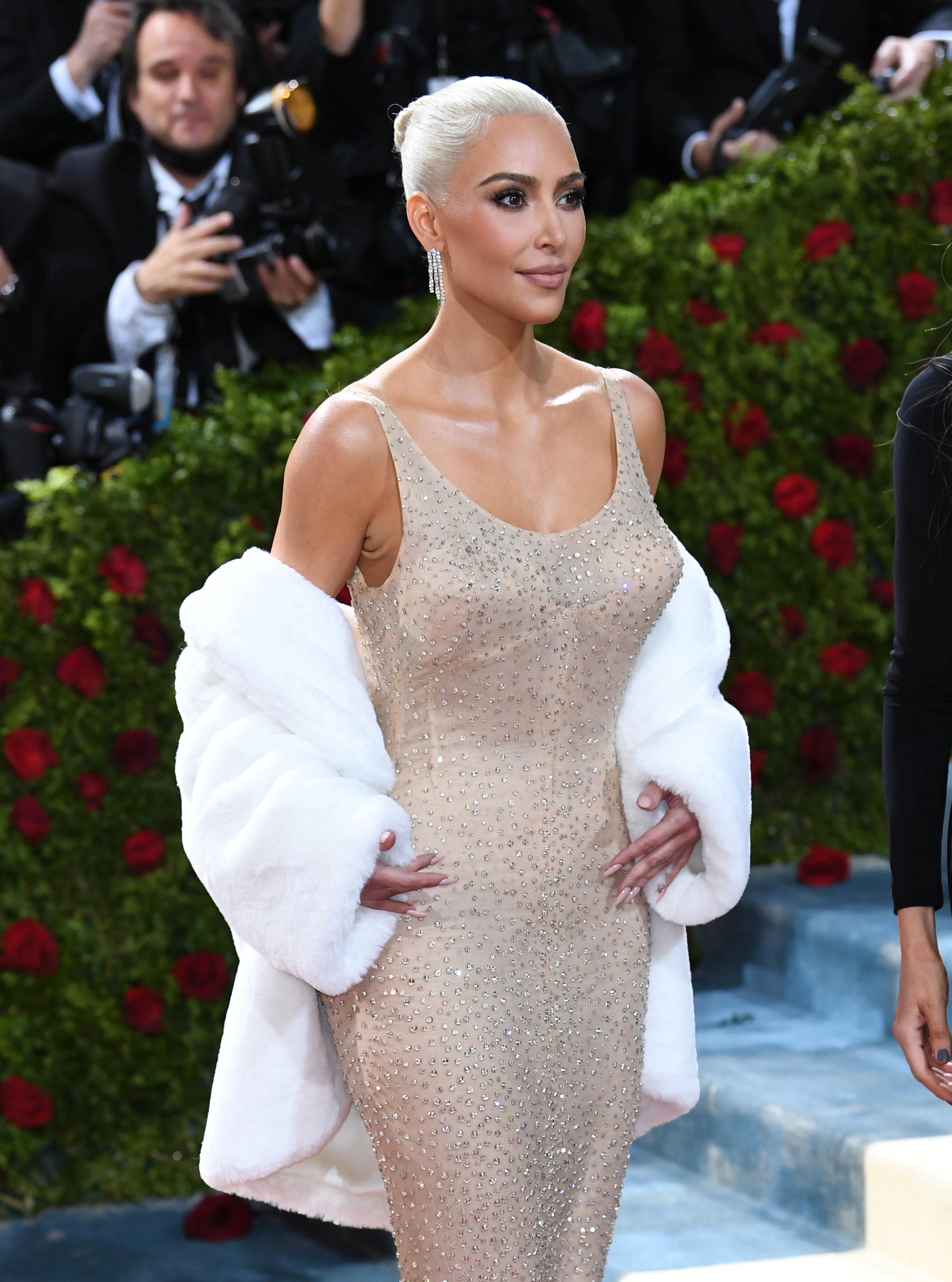 STORT ØYEBLIKK: Kim Kardashian fikk låne den originale kjolen i noen minutter på rød løper før Met-gallaen i Mai, før hun skiftet til en replika. 
