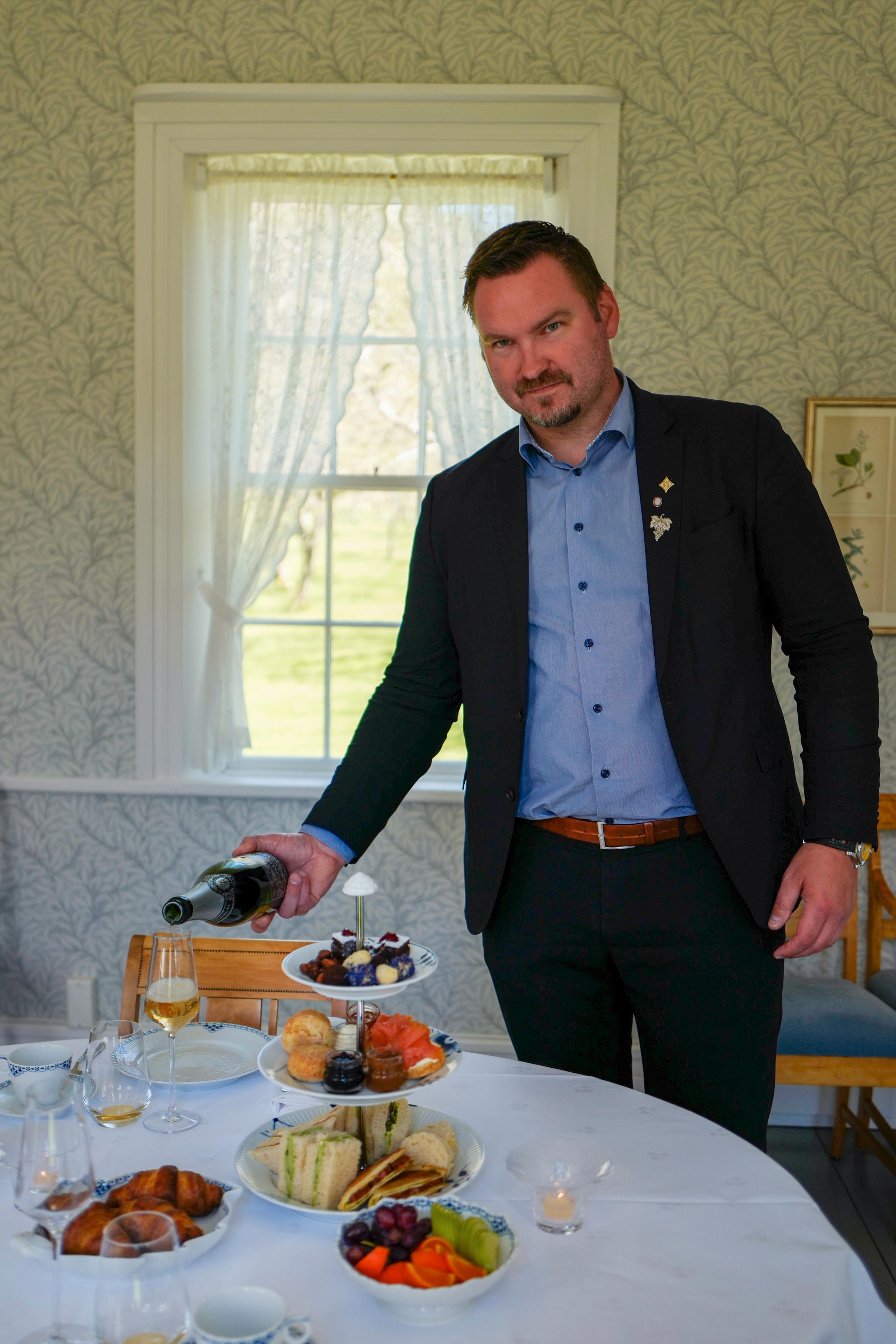 GODE DRÅPER: Dagfinn Galdal, Maître d’hôtel og sommelier ved Boen Gård, kan plukke vin og sprudlende fra en imponerende kjeller til gjestene sine.
