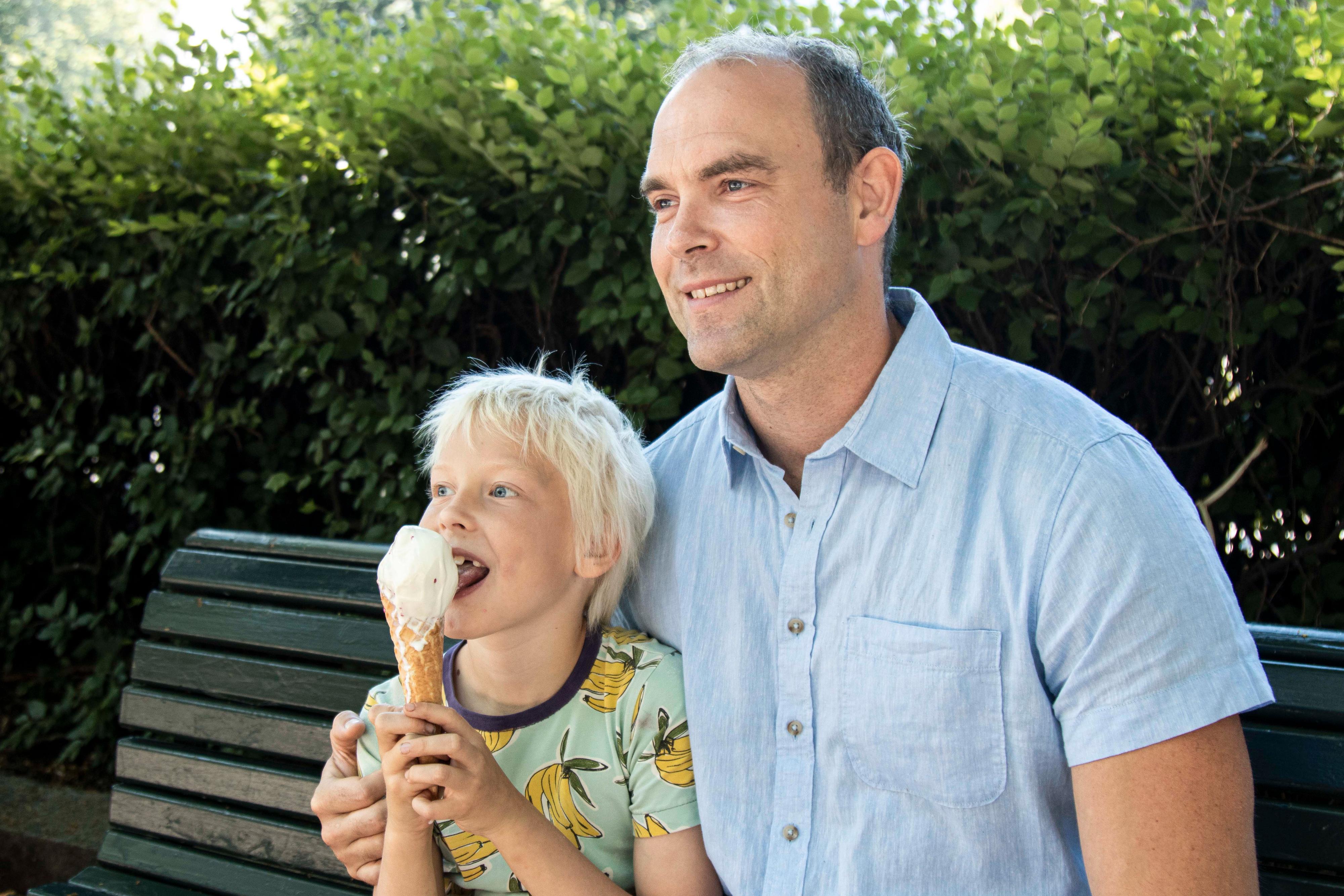 FAR OG SØNN: Andreas Bjerve og Even Myrvang Bjerve (8) forteller at de spiser mye is om dagen. Her koser sistnevnt seg med en softis. 