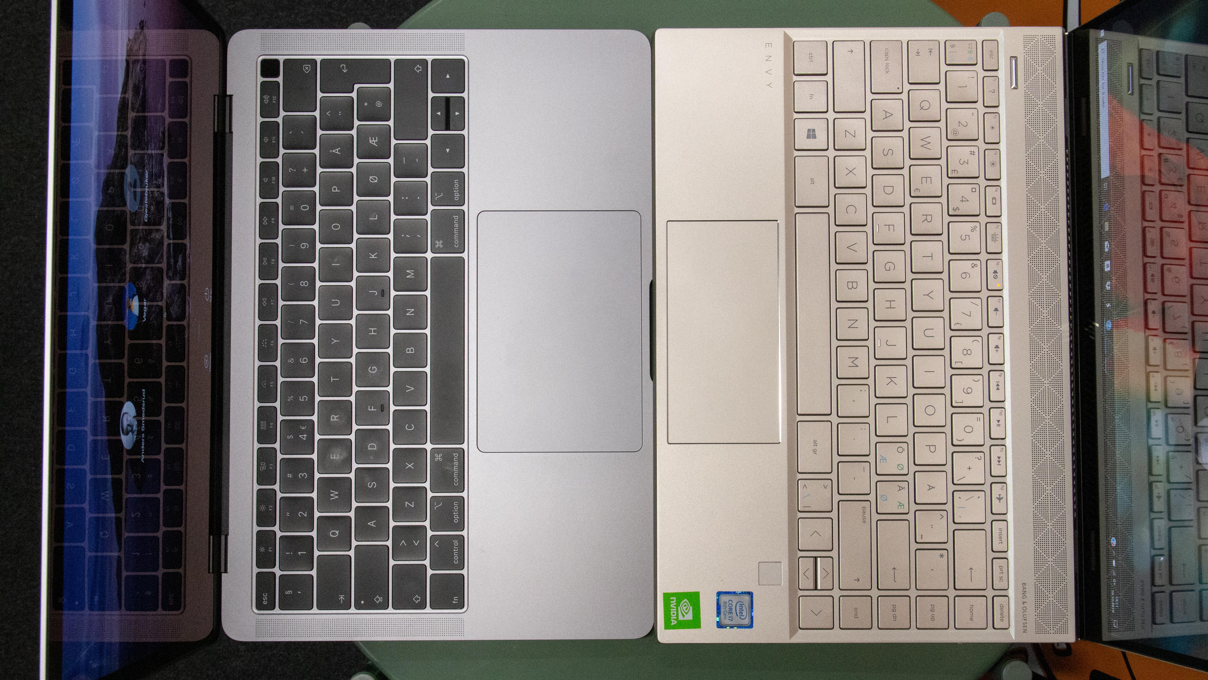 Her ser du størrelsen og fasongen på pekeplaten til en MacBook Air sammenlignet mot Hps Envy 13.