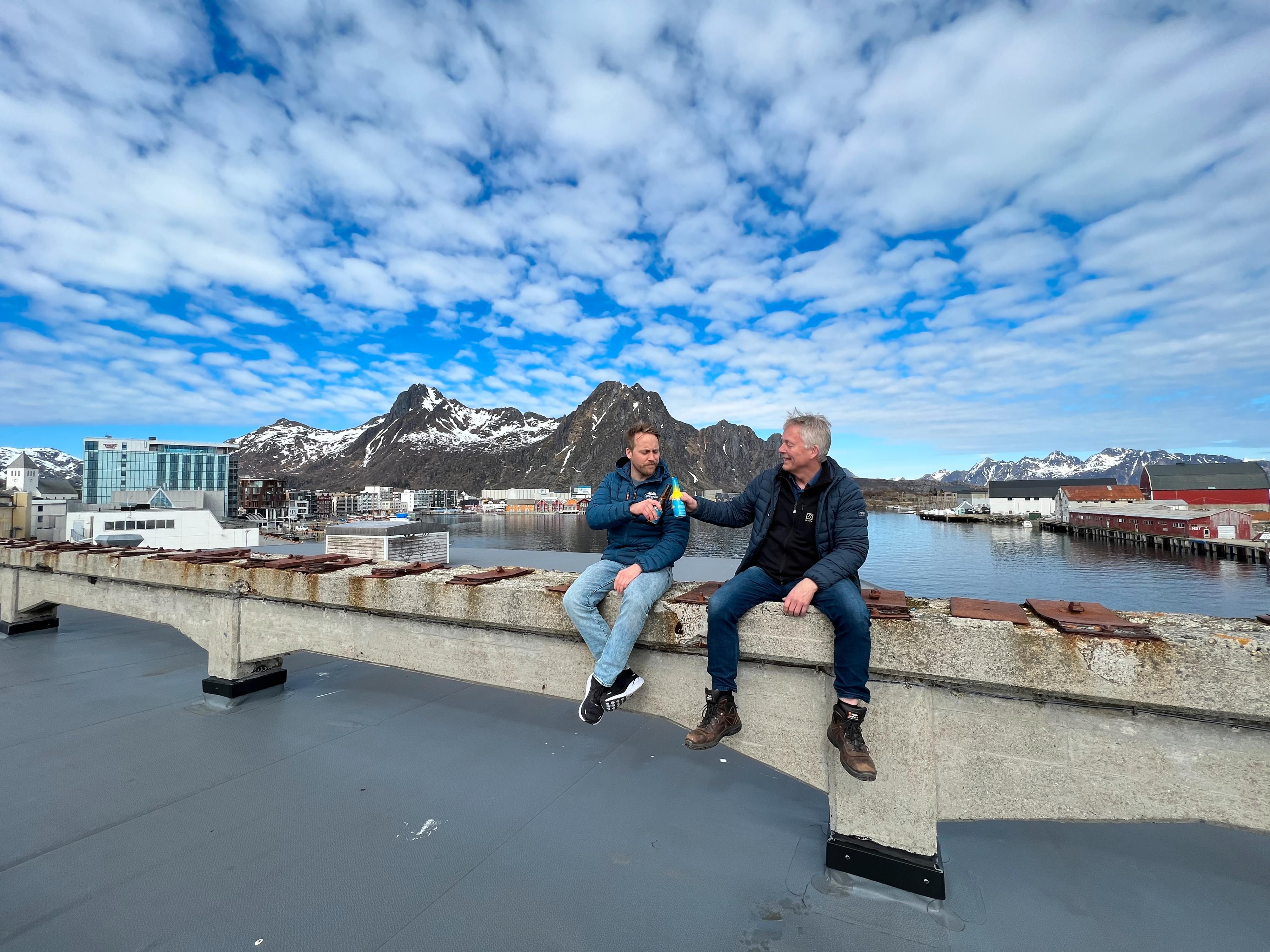 FAR OG SØNN: Med en felles pasjon for lokalt øl, driver far Thorvadur Gunnlaugsson og sønn Andreas Thorvardarson Lofotpils i Svolvær.