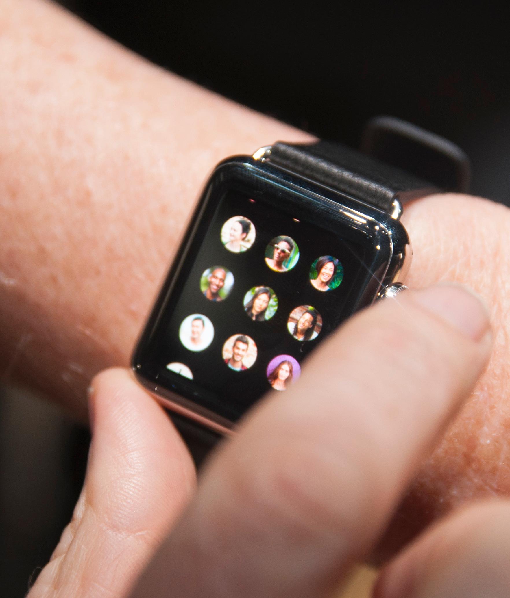 Knotten på siden av Apple Watch kaller selskapet for en digital krone. Det er denne som styrer mye av innholdet på klokken.Foto: Finn Jarle Kvalheim, Amobil.no