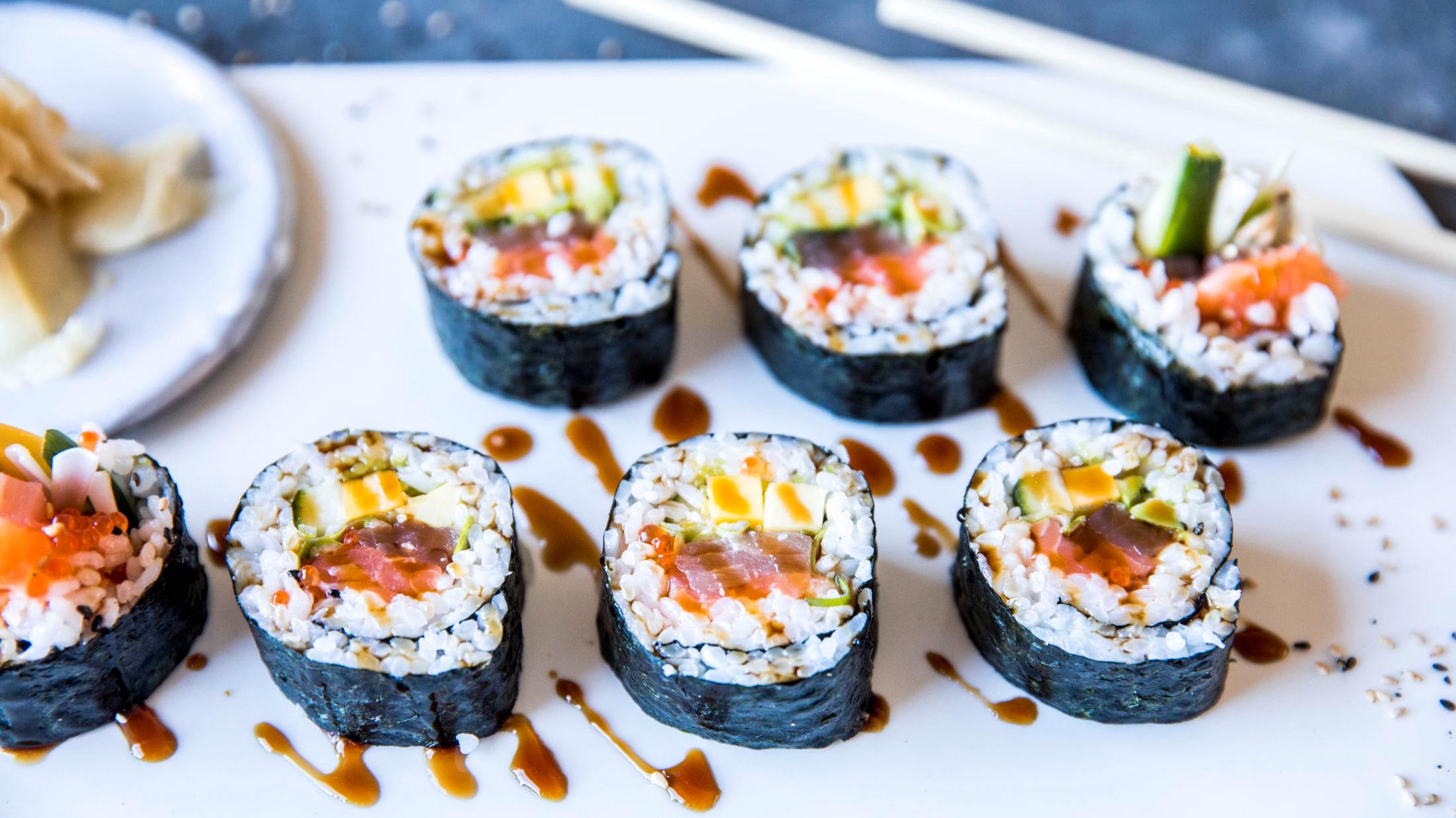 MANGE MULIGHETER: Sushi kommer i en rekke former og smaker. Og det er veldig enkelt å lage selv, så lenge du kan forholdsreglene. Foto: Sara Johannessen/VG