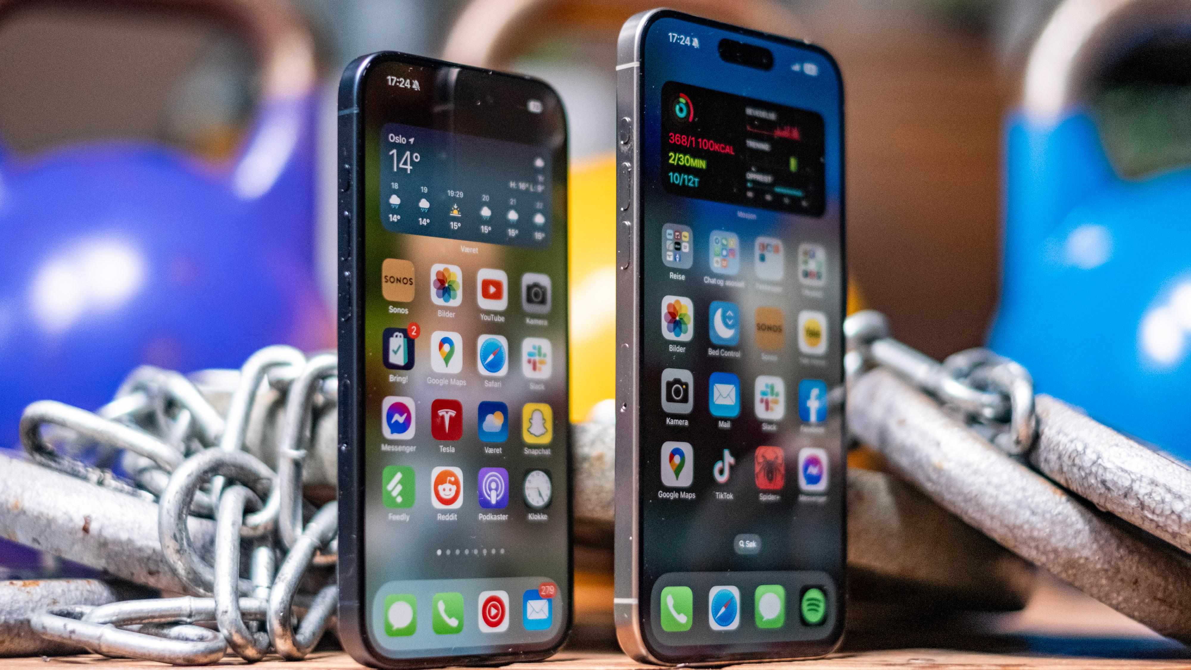 Sterkere både inni og utenpå enn i fjor: iPhone 15 Pro til venstre og iPhone 15 Pro Max til høyre. Du ser det ikke på avstand, men de er ganske store oppgraderinger.