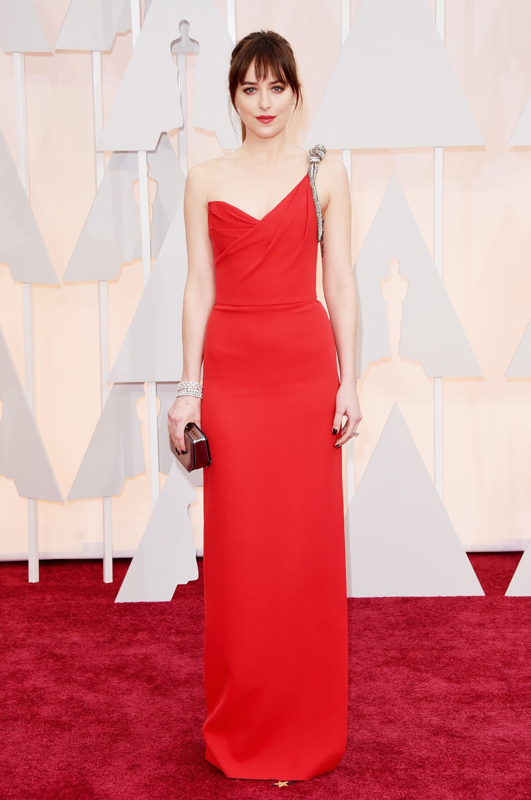 WOW-ØYEBLIKK: Denne røde kjolen fra Saint Laurent satt som et skudd på skuespilleren på Oscar-utdelingen i 2015. 