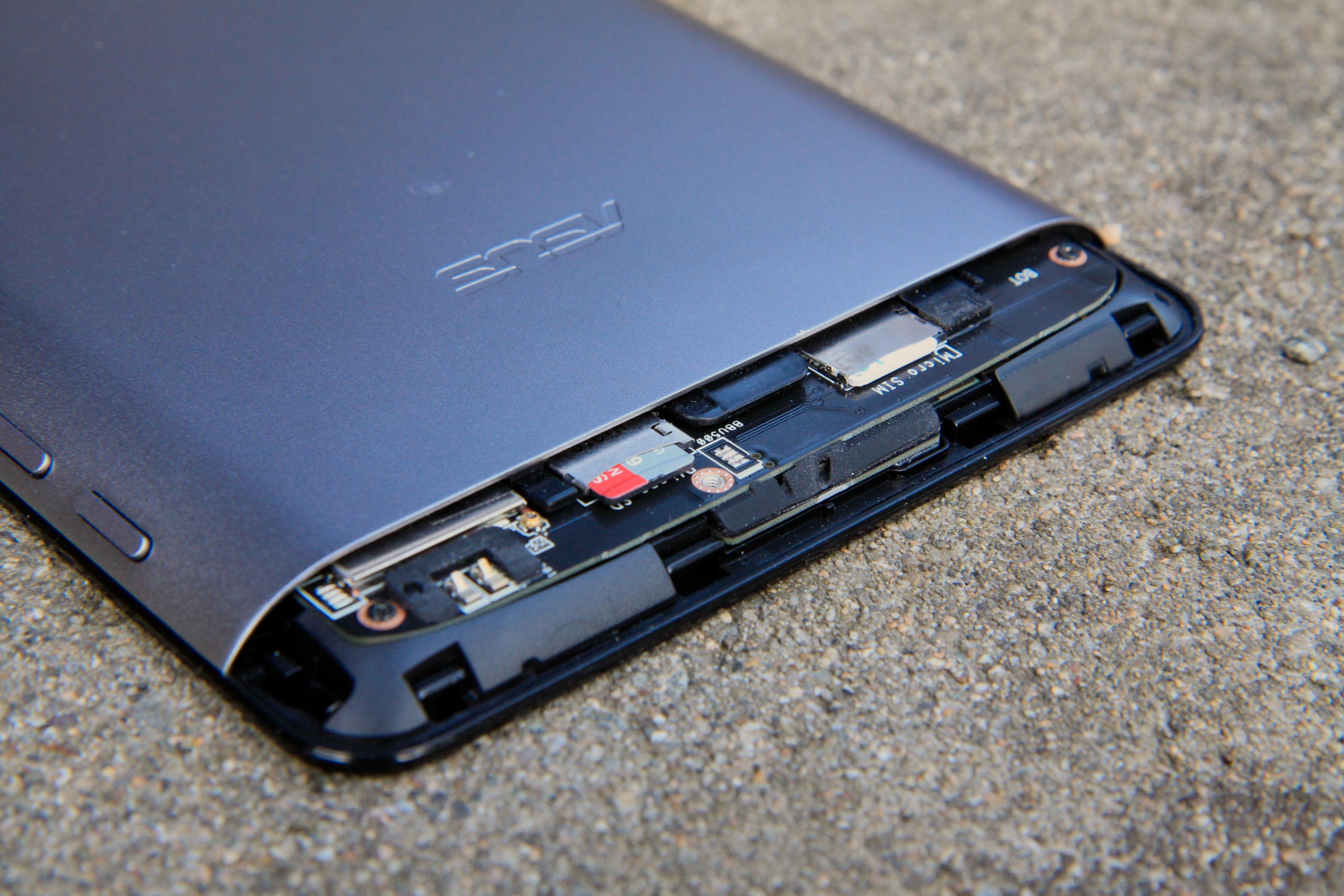SIM-kort og MicroSD-kort befinner seg under et plastdeksel øverst på baksiden.Foto: Kurt Lekanger, Amobil.no