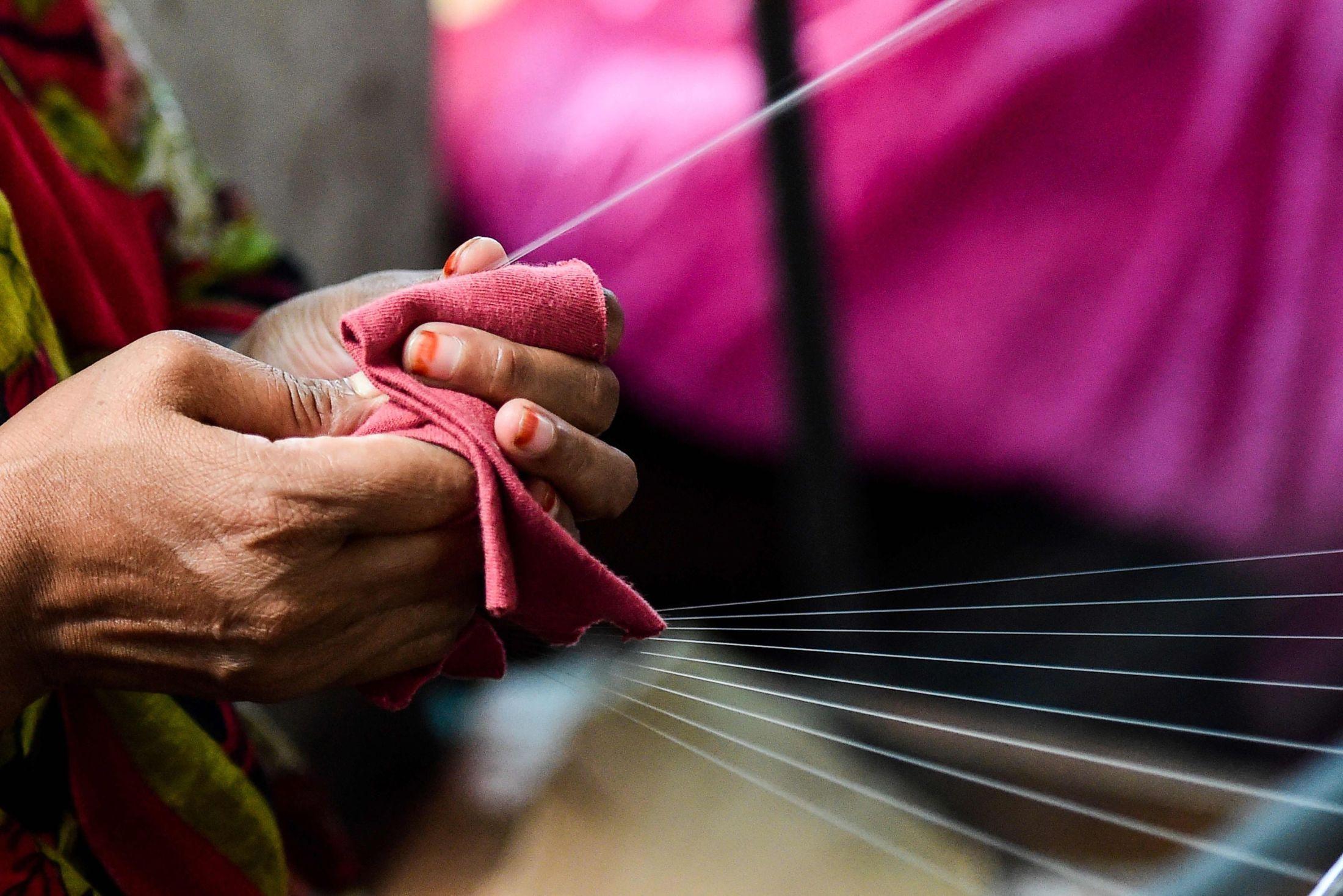 TEKSTIL: Flere merkevarer er åpne om hvem som lager klærne og hvordan tekstilene blir til, ifølge Fashion Revolution. Foto: AFP