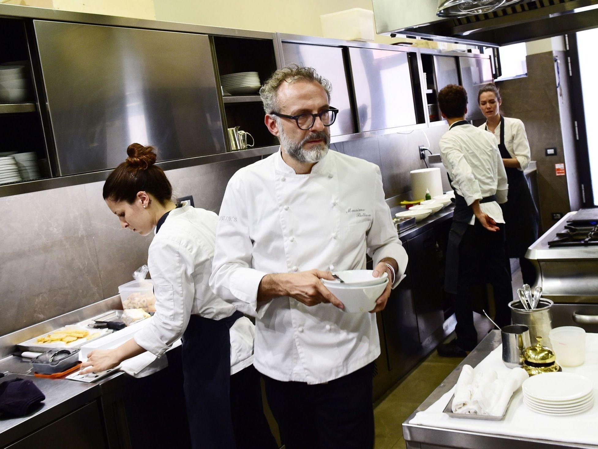 STJERNEN SELV: Massimo Bottura, eier og sjefskokk på Osteria Franchescana, svinger seg på kjøkkenet. Foto: AFP