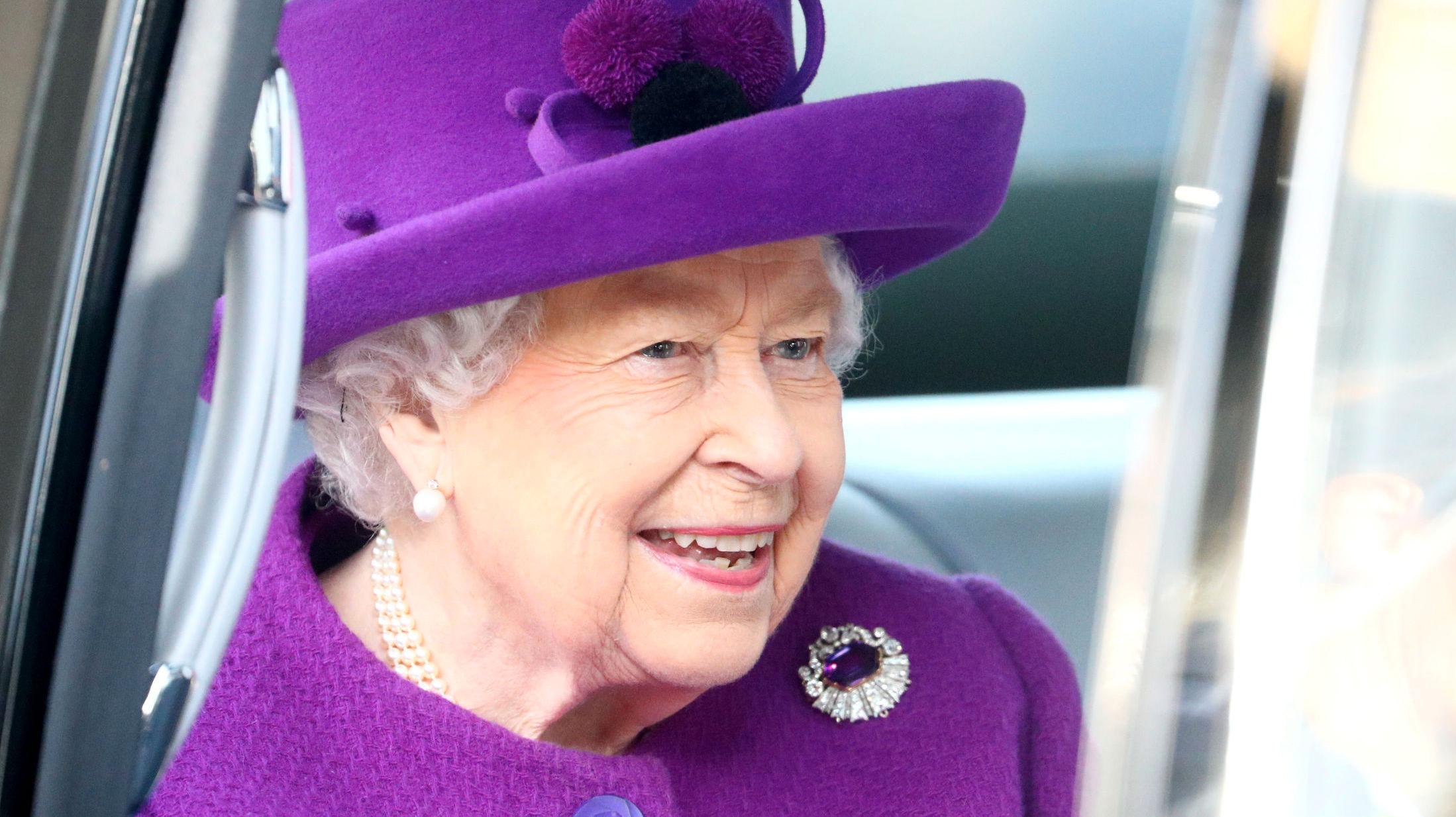 KUTTER KARBO: Den britiske dronningen er 93 år gammel, men er fortsatt ved tilsynelatende god helse, og er ifølge hennes tidligere kokk ikke glad i å spise for mye karbohydrater. Her fra et oppdrag i november i år. Foto: Reuters