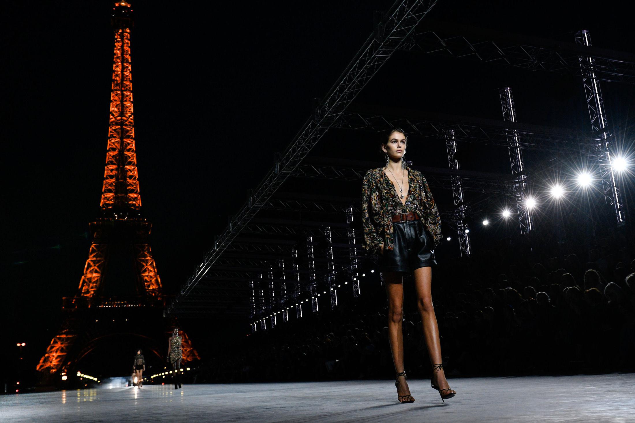 SPEKTAKULÆRT: Saint Laurent viste like så greit vår-og sommerkolleksjonen under Eiffeltårnet. Kaia Gerber ledet an. Foto: Getty Images