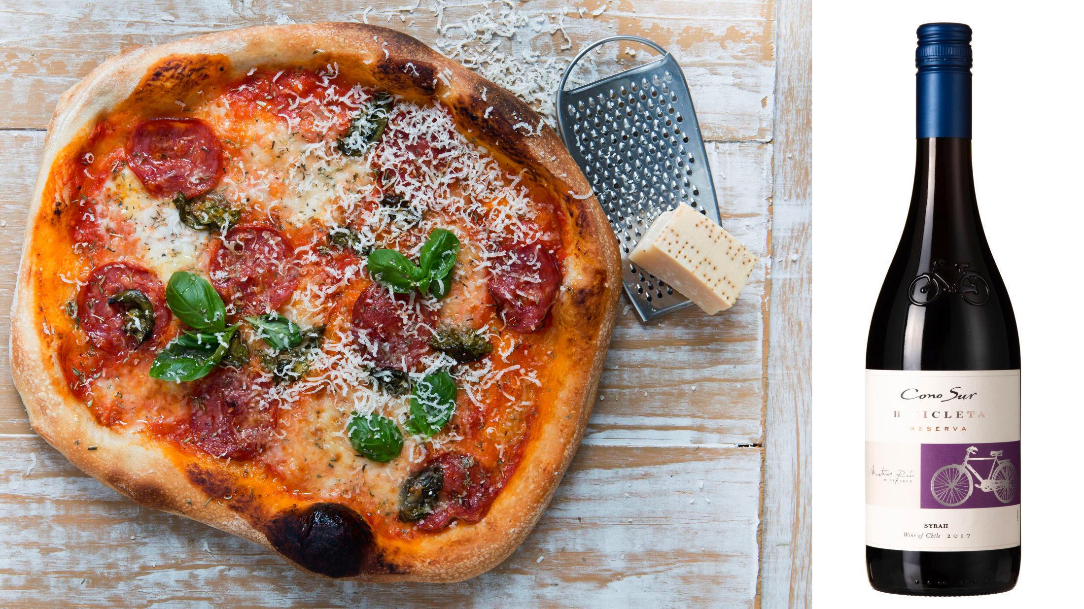 GOD KOMBO: Pizza og rødvin. Denne uken har Edvard Skramstad flere anbefalinger for den mørke tiden. Foto: Christian Brun / produsenten