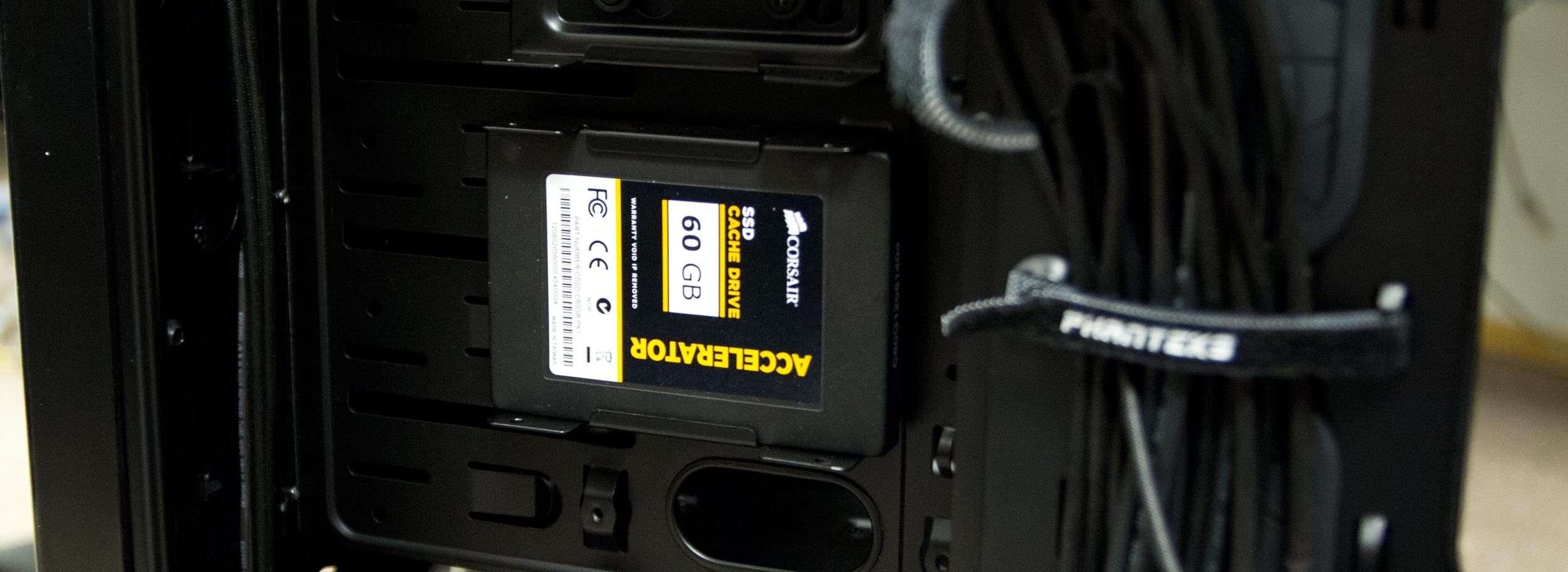 SSD-er kan gjemmes på baksiden.Foto: Rolf B. Wegner, Hardware.no