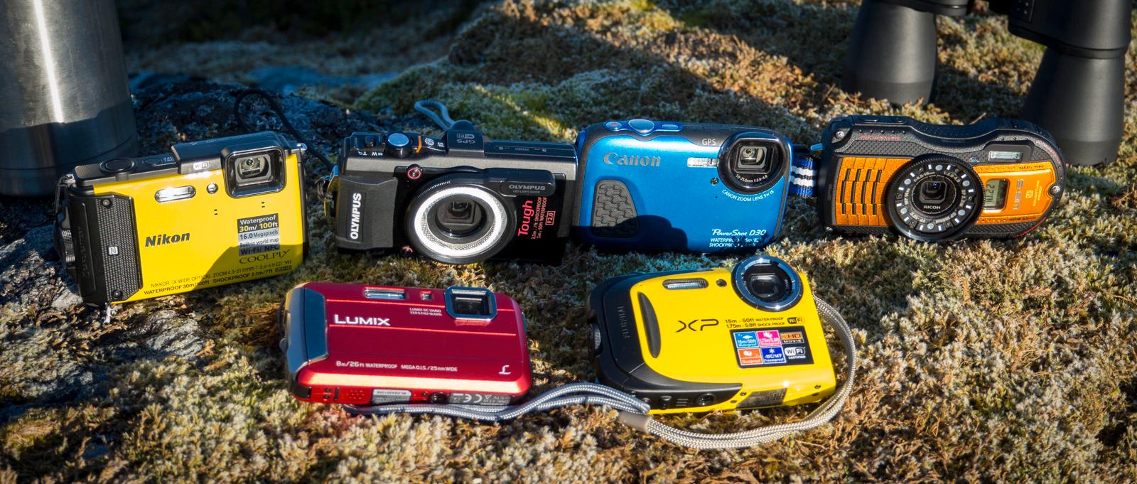 Bak fra venstre: Nikon Coolpix AW130, Olympus Tough TG-4, Canon PowerShot D30 og Ricoh WG-5 GPS. Foran, fra venstre: Panasonic Lumix DMC-TS30, Fujifilm FinePix XP80. Foto: Kristoffer Møllevik