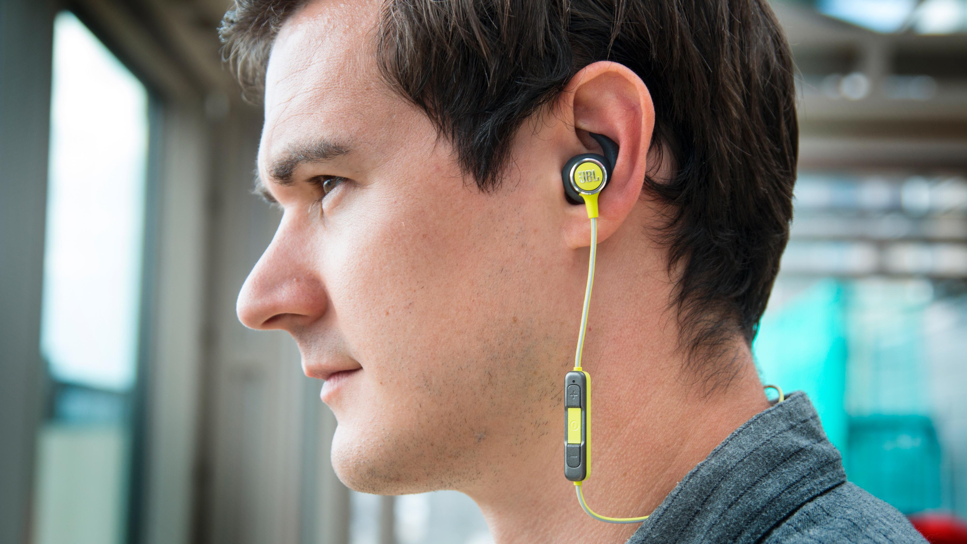 JBL Reflect Mini BT 2 har ørevinger som gjør at de sitter bedre fast enn nærmest noen andre øreplugger i undertegnedes ører.