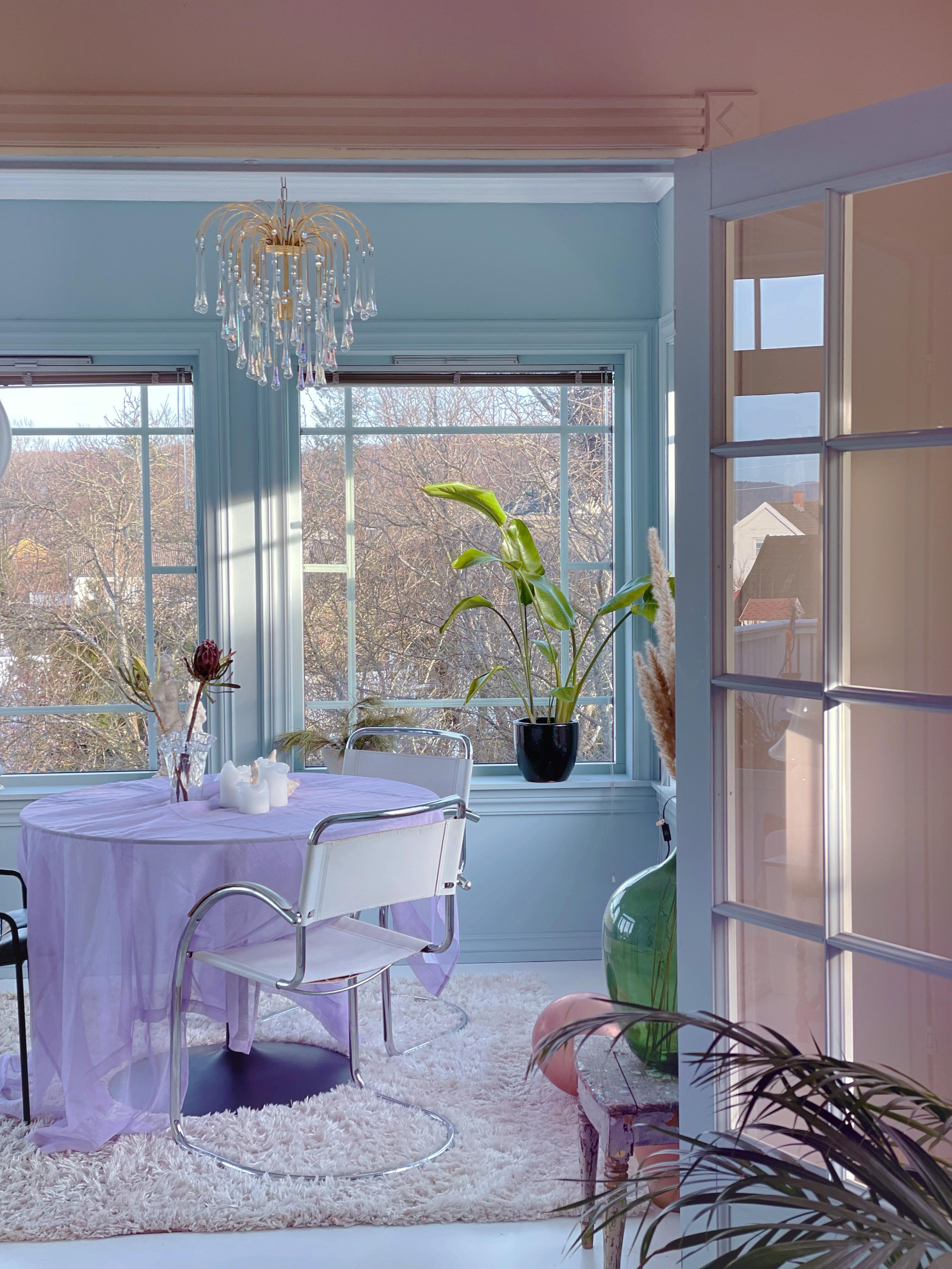 FAVORITTROMMET: Den blå stuen med store vinduer er Heidi Hanssens favoritt. 