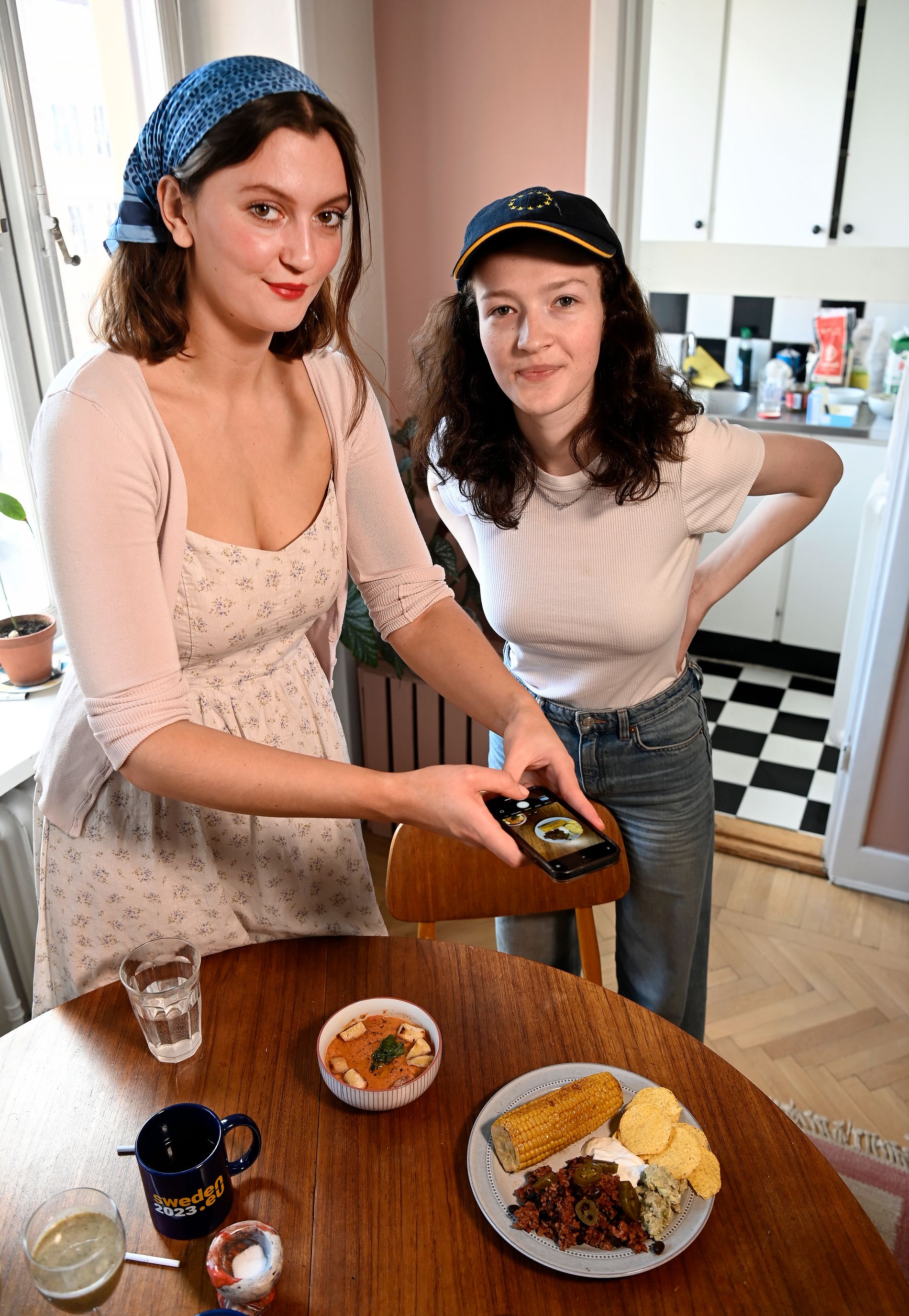 Laura Ingemarsson och Clara Popenoe Thor fotograferar maten till Instagram. 