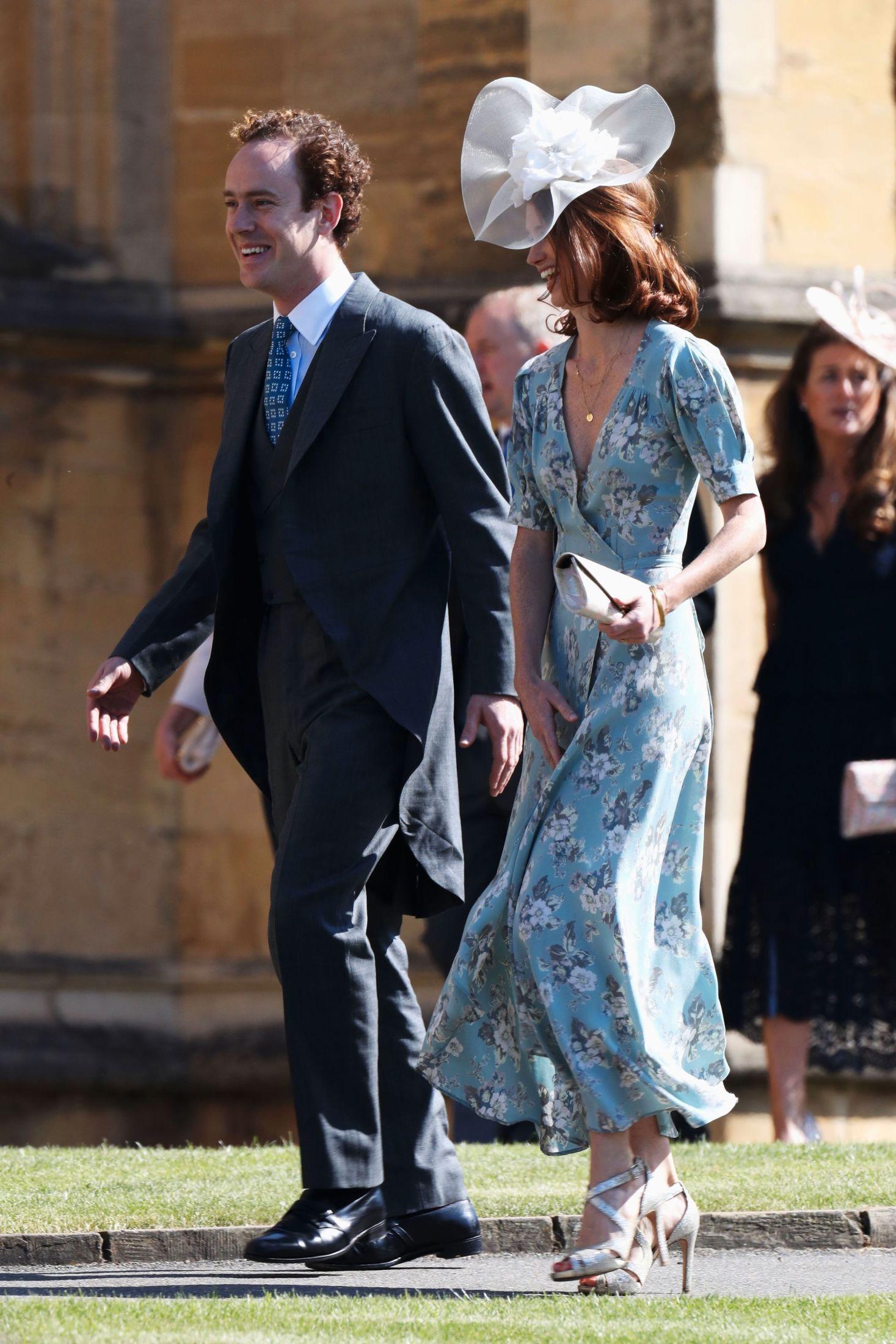 GLITRET: Tom Inskip, prins Harrys gode venn, og hans kone Lara Inskip på vei inn i vielsen. Han hadde på seg sjakett, og hun hadde en blomstrede omslagskjole stylet med åpne, glitrende sko. Foto: Chris Jackson/AFP