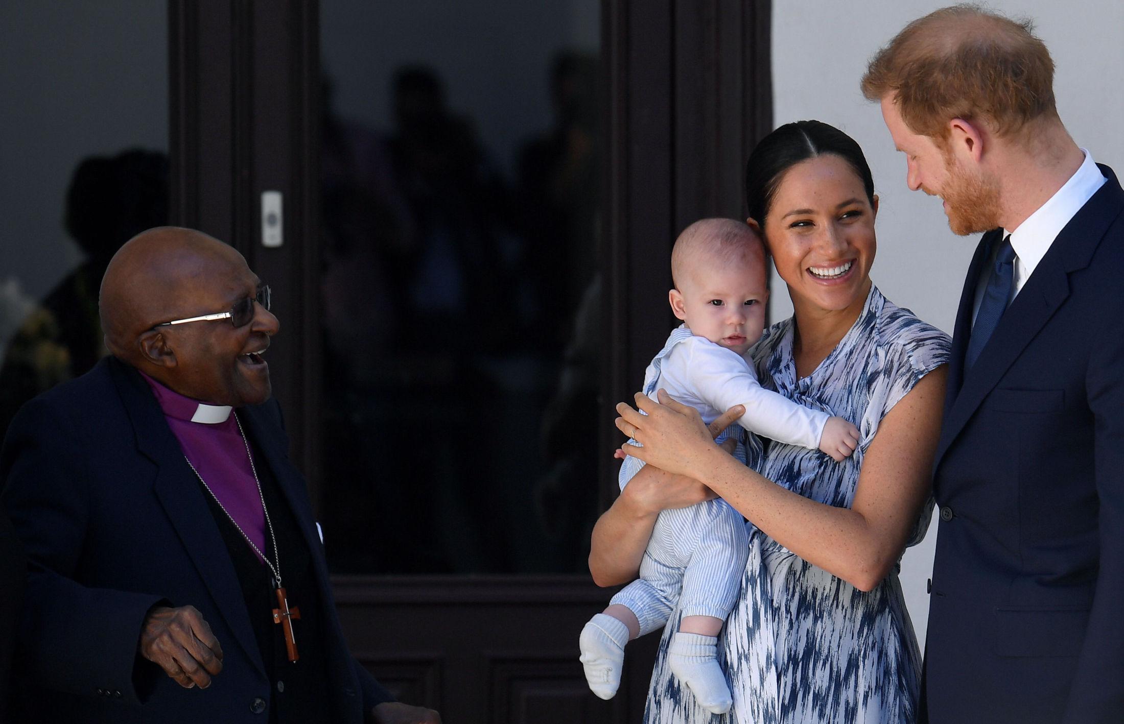 Meghan i kjole fra Club Monaco. Sammen med Desmond Tutu, sønnen Archie og prins Harry. Foto: Pa Photos