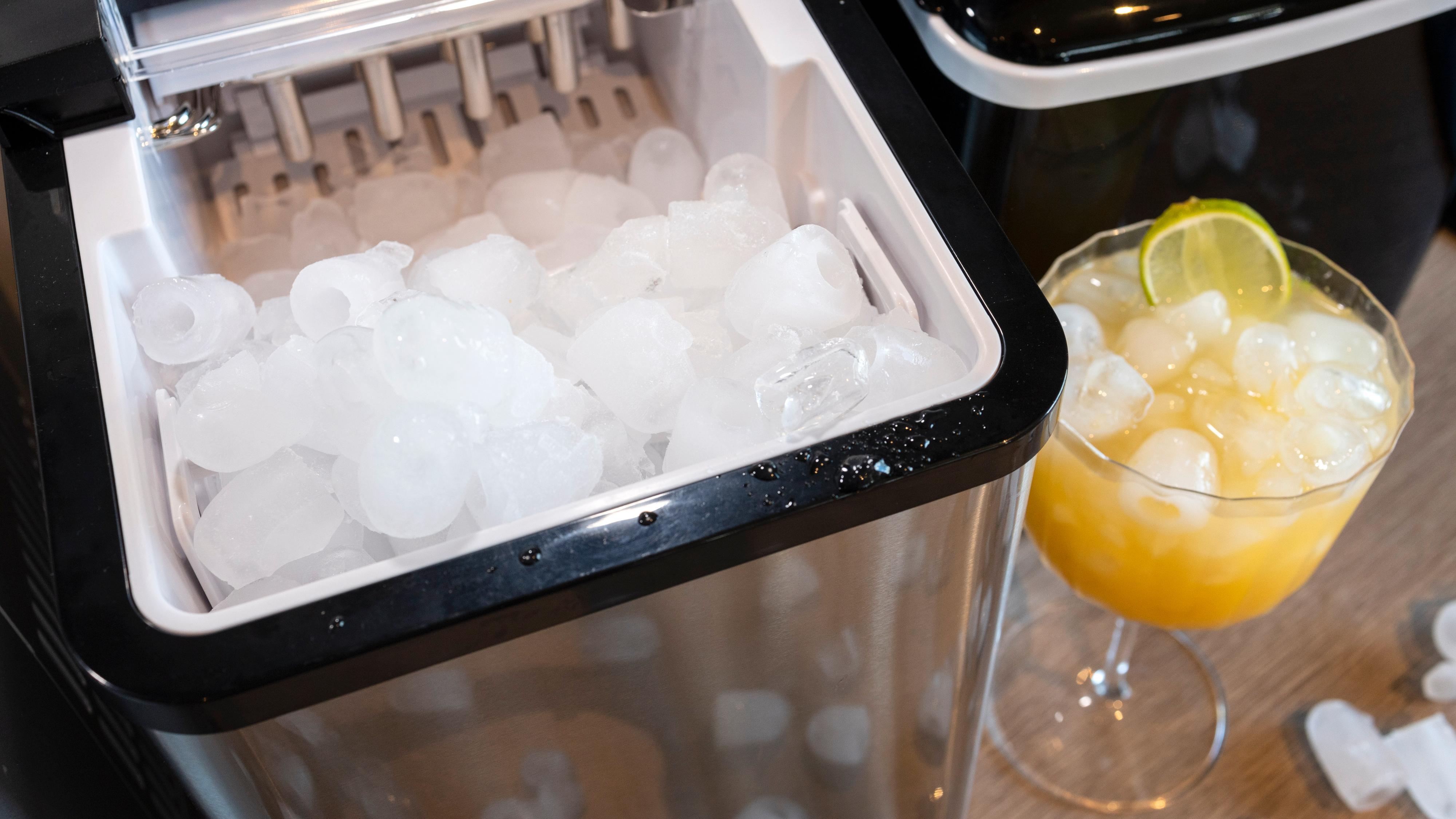 Å ha en isbitmaskin i hus kan sørge for iskald drikke dagen lang, men du bør ha en fryser som backup. 
