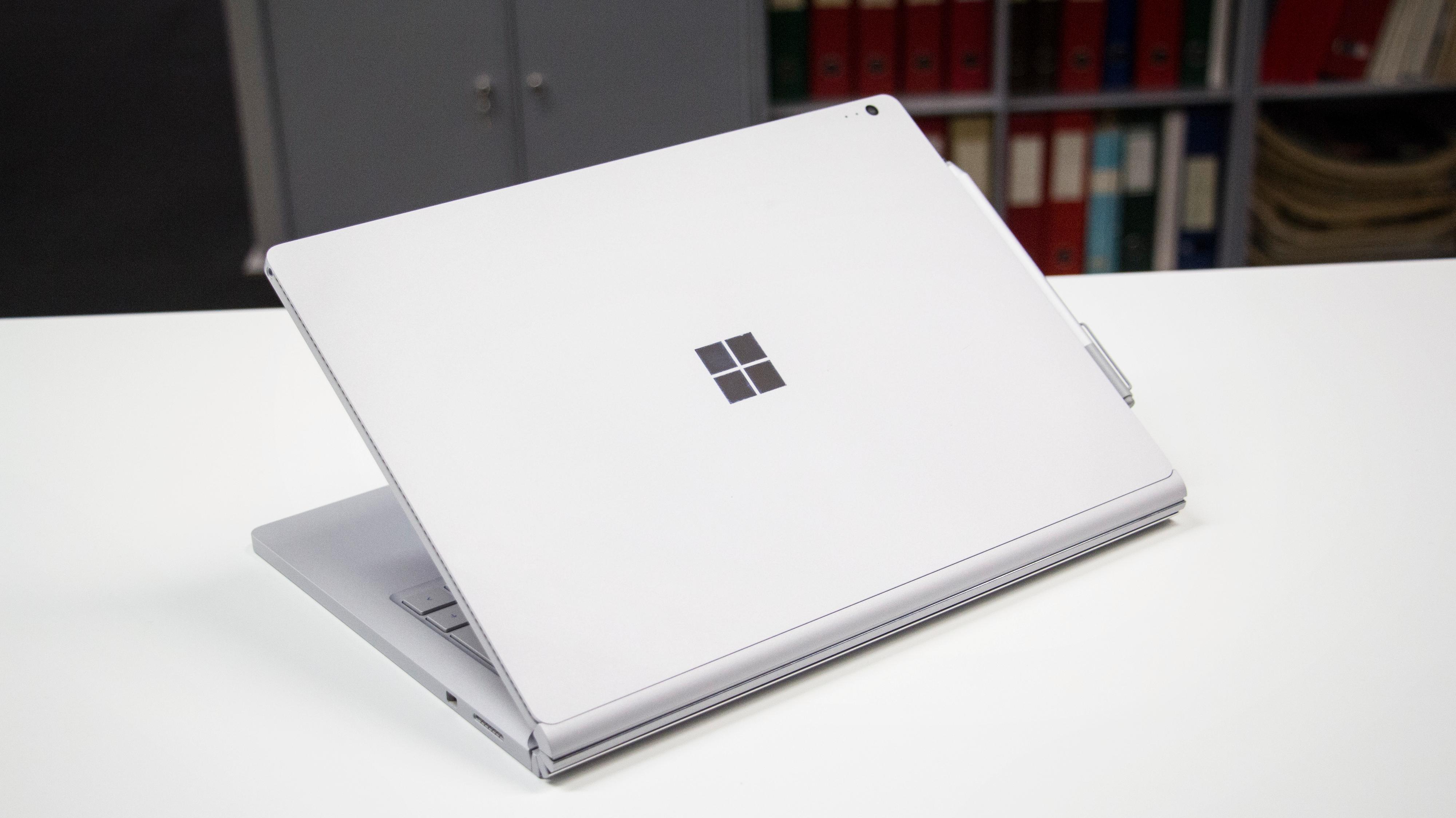 Surface Book har et relativt minimalistisk design. Du kan for øvrig også montere skjermen andre vei for bruk med penn, til videovisning eller presentasjoner.