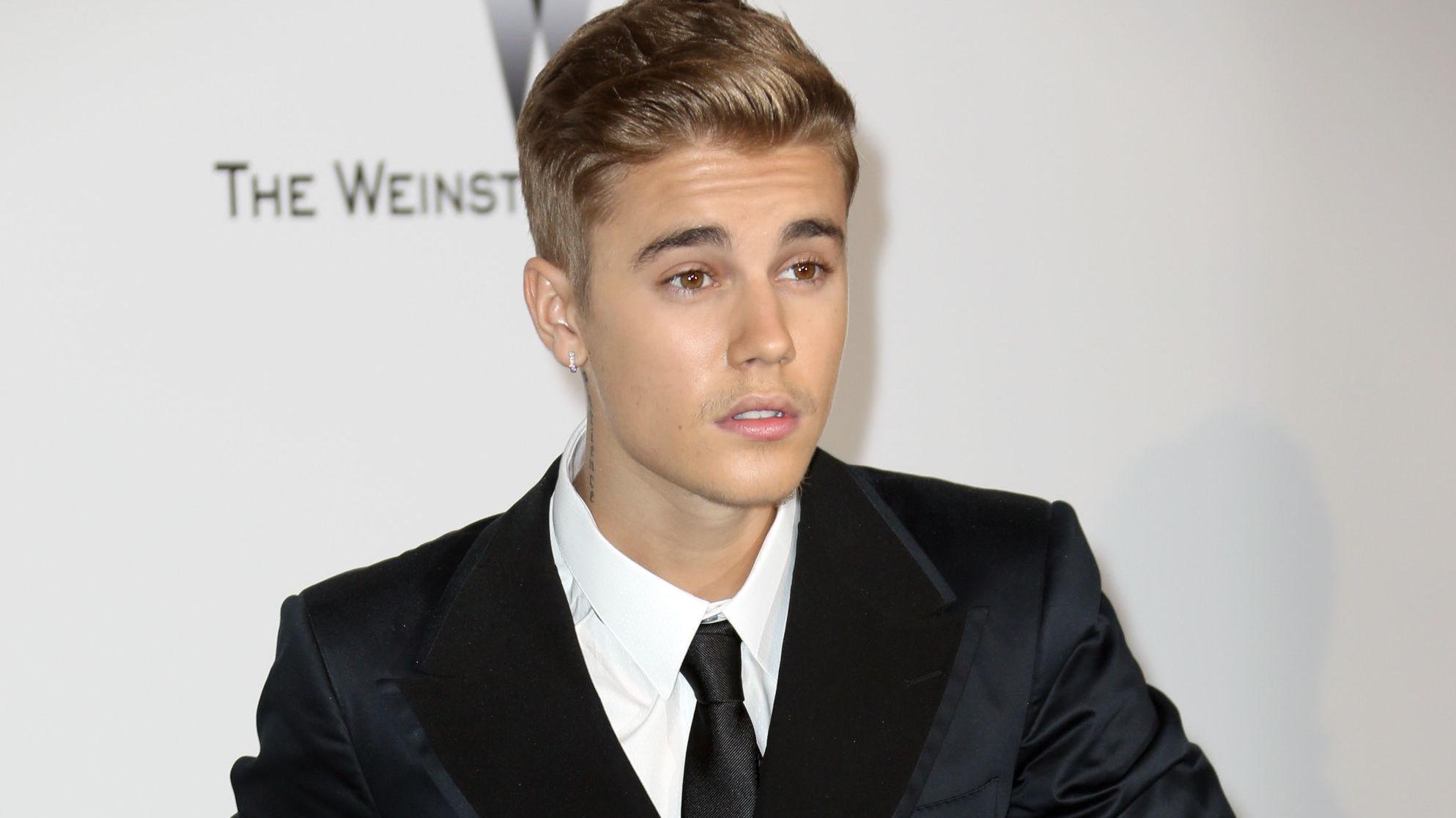 FÅR REFS: Fansen reagerer i sosiale medier på hvor mye Justin Bieber er retusjert i Calvin Klein-reklamen. Foto: NTB scanpix